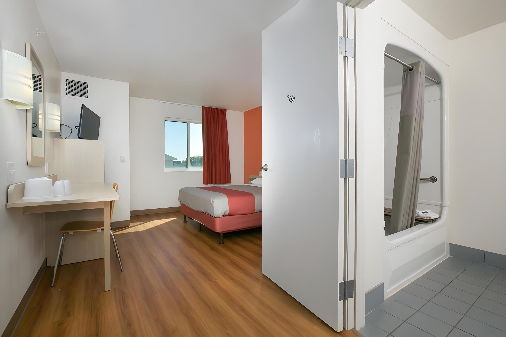Deluxe Queen Room - Non-Smoking