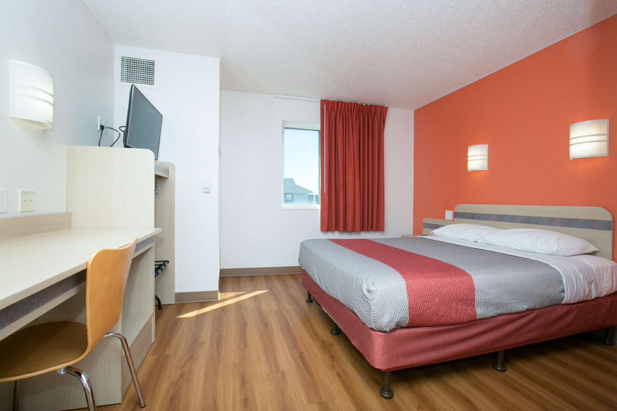 1 Queen Bed | Micfridge