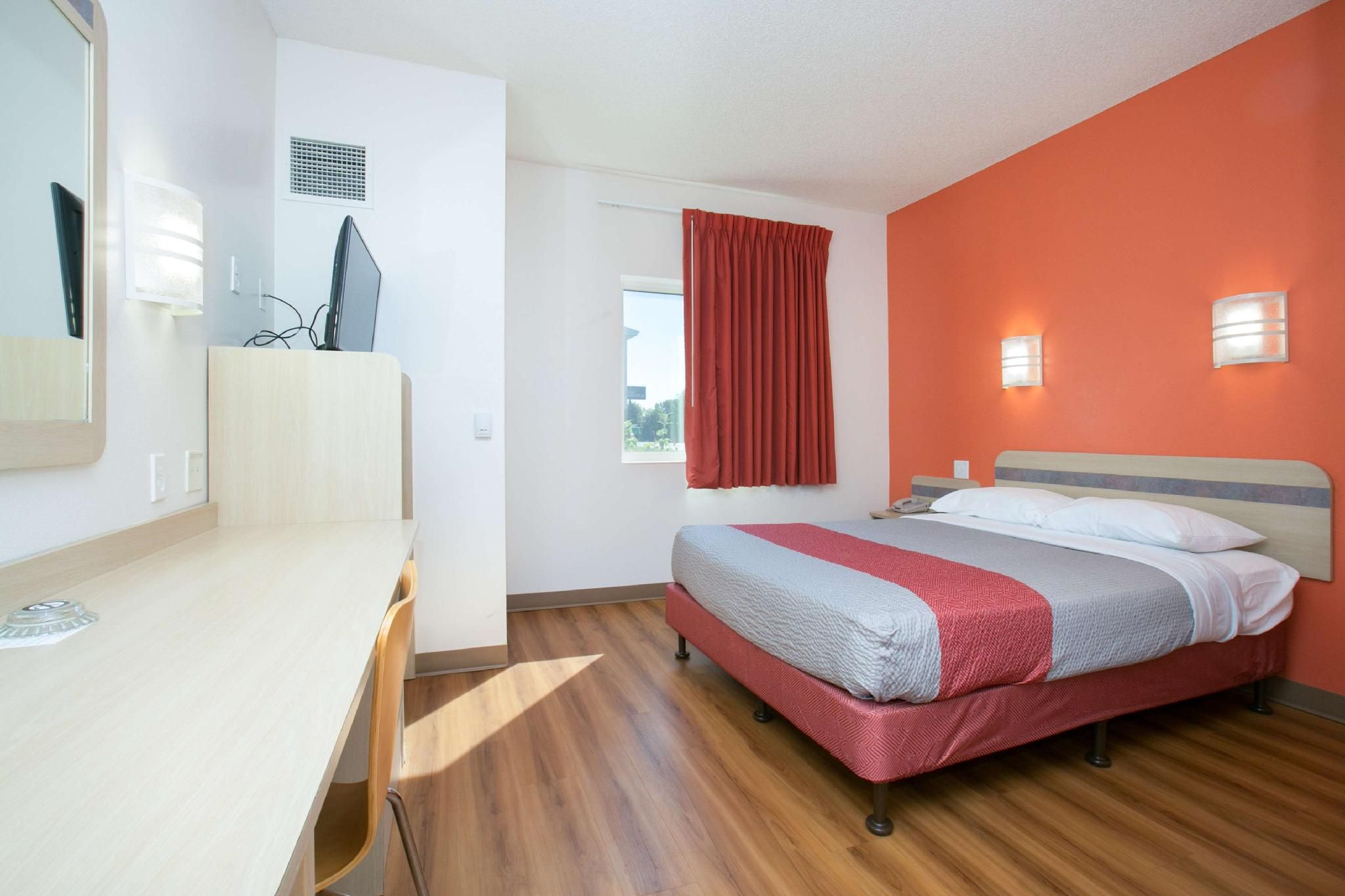 1 Queen Bed | ADA/Tub