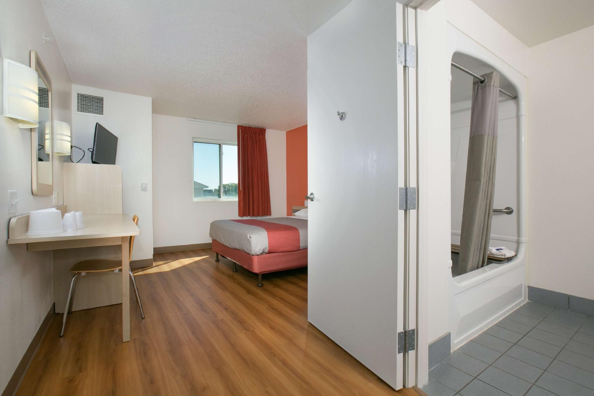 1 Queen Bed | ADA/Tub