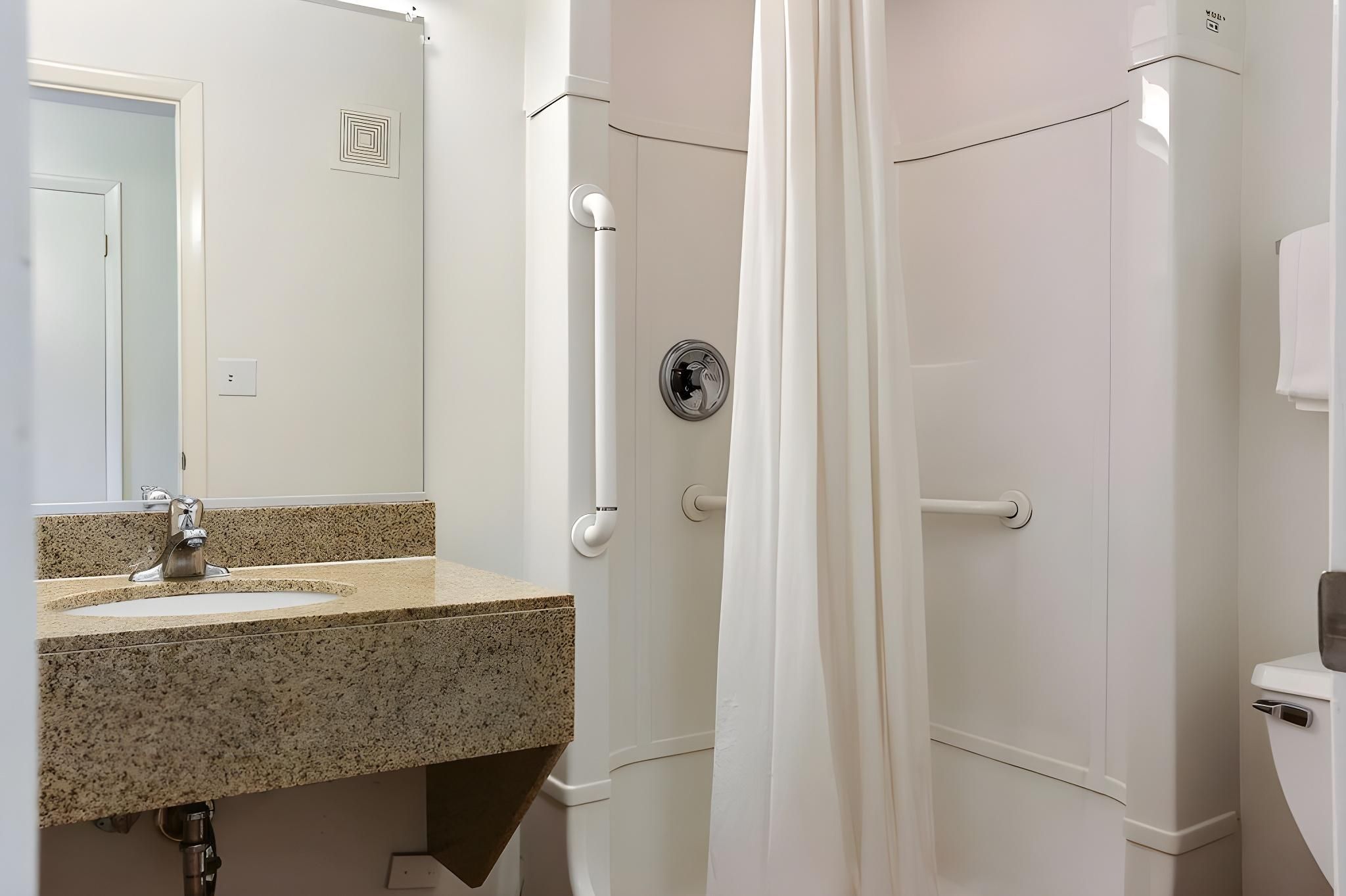 Motel 6 Everett, WA - North 1 Queen Bed 3