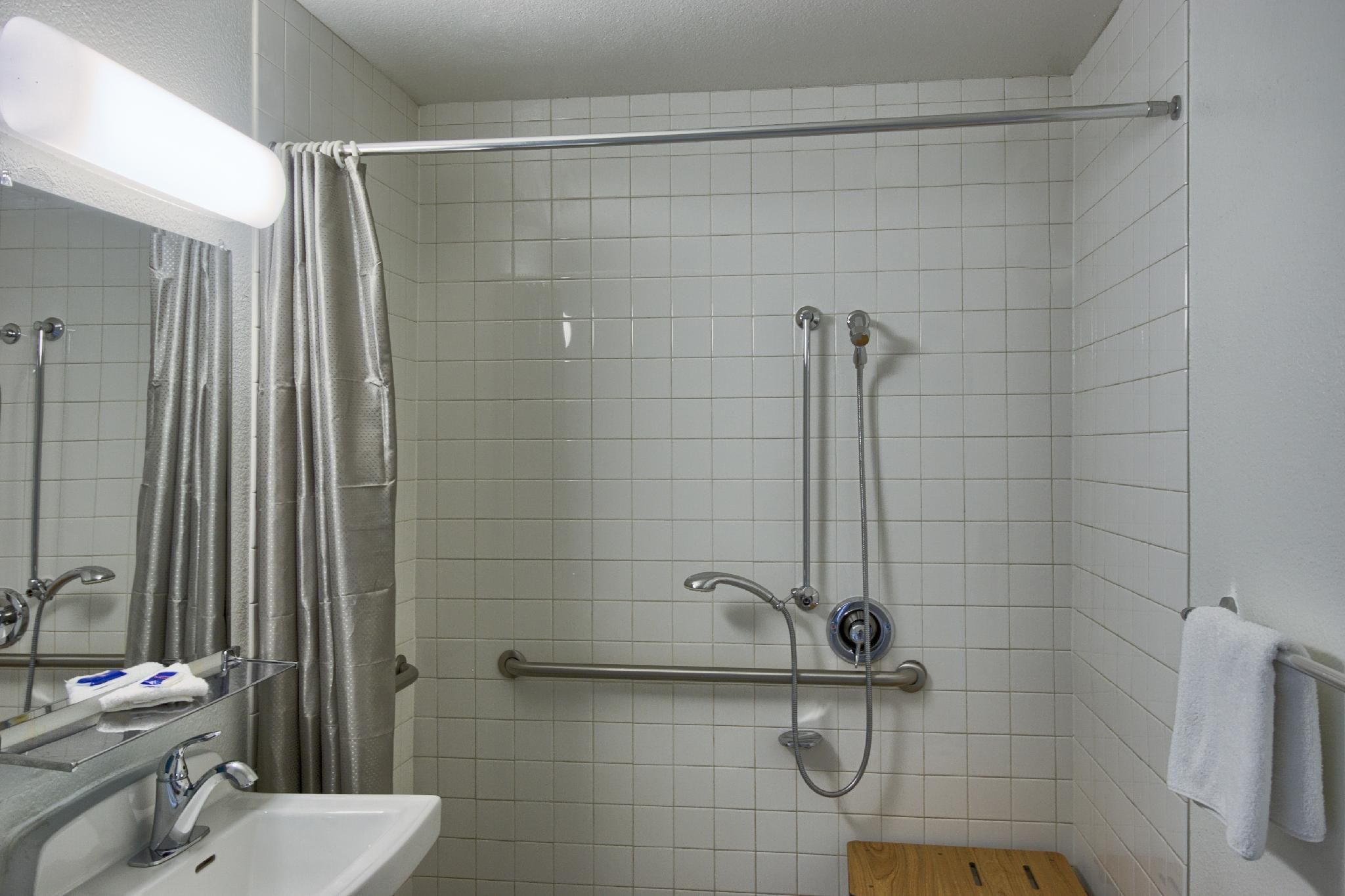 Motel 6 Everett, WA - North 1 Queen bed, Roll in Shower 2