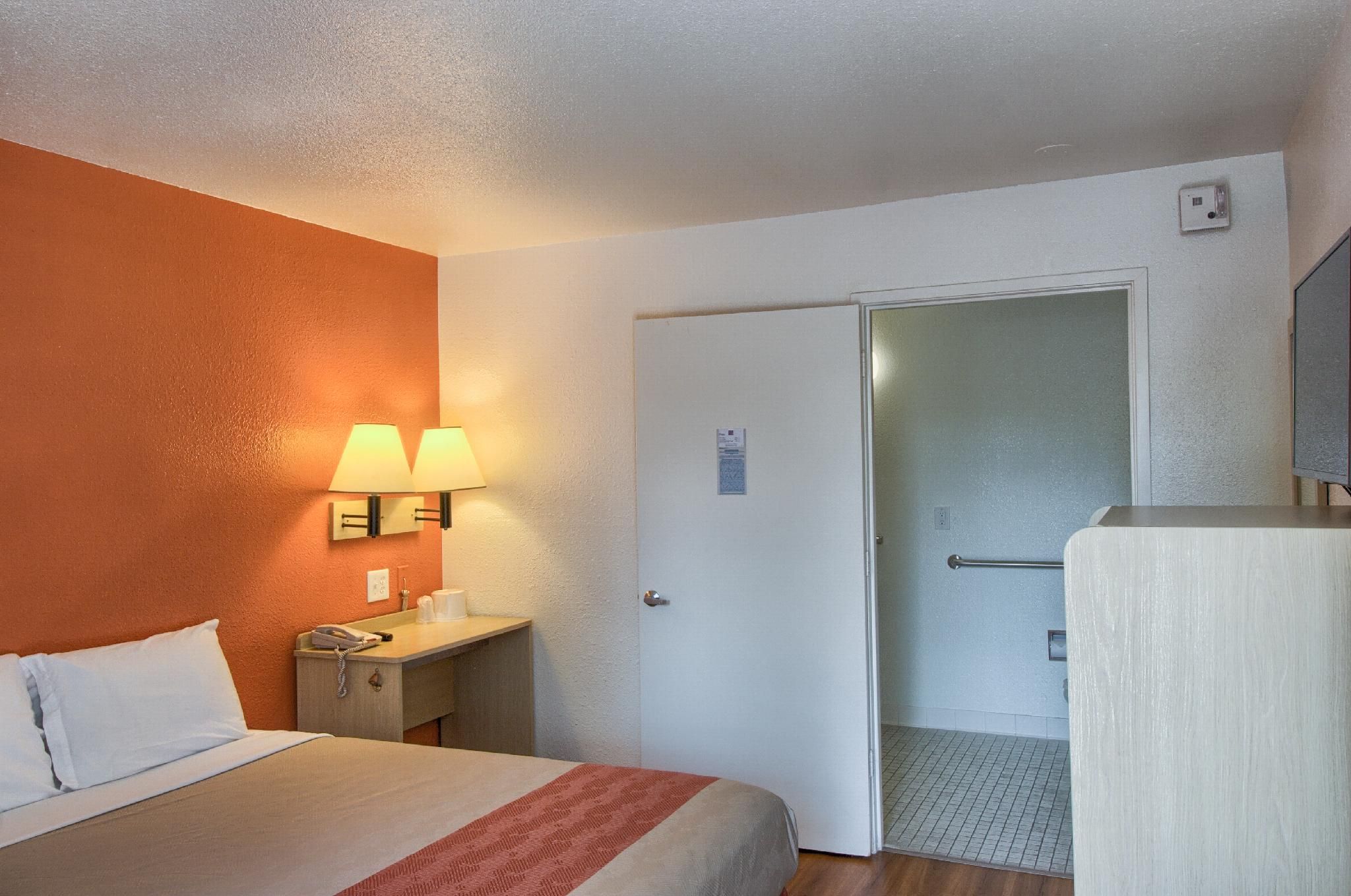 Motel 6 Everett, WA - North 1 Queen bed, Roll in Shower 3