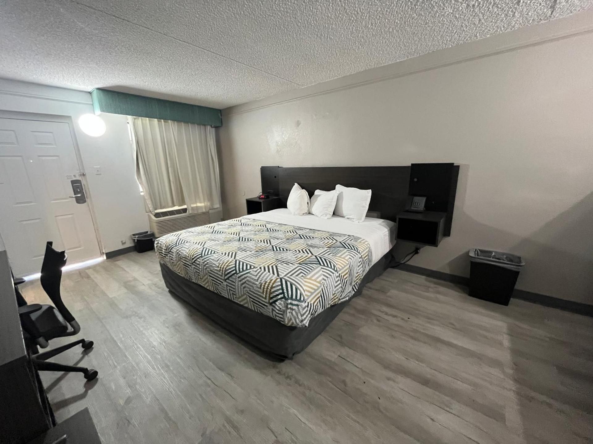 King Room - Non-Smoking