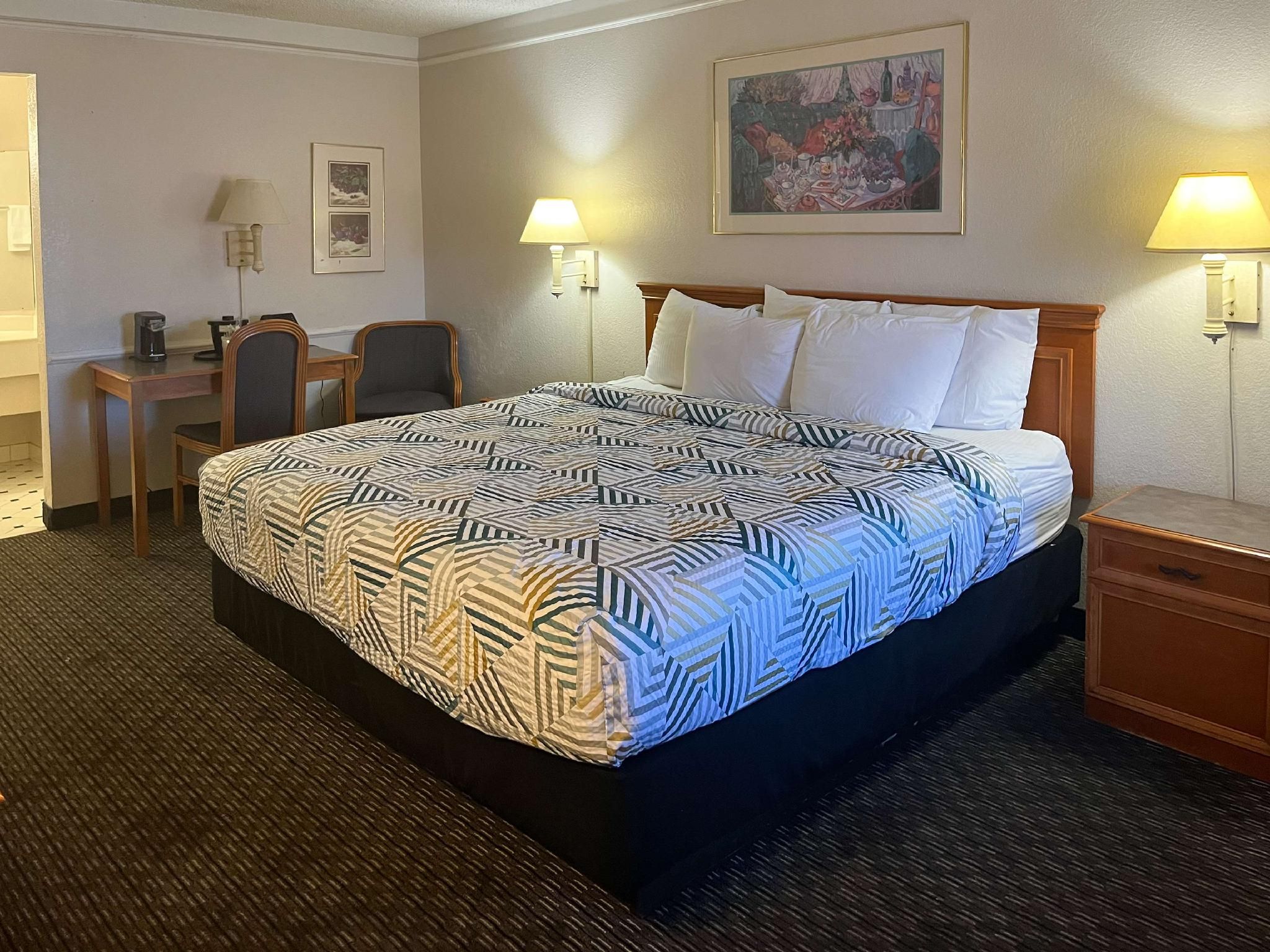 1 King Bed | Non-Smoking, Kitchen