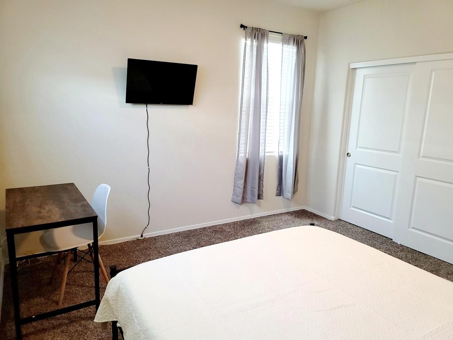 Phoenix Comfort home II Double Room with Shared Bathroom