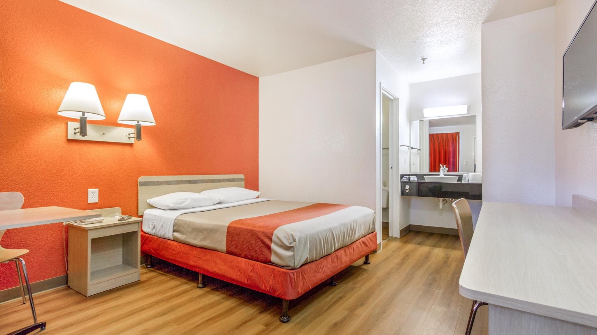 1 Queen Bed | Micfridge
