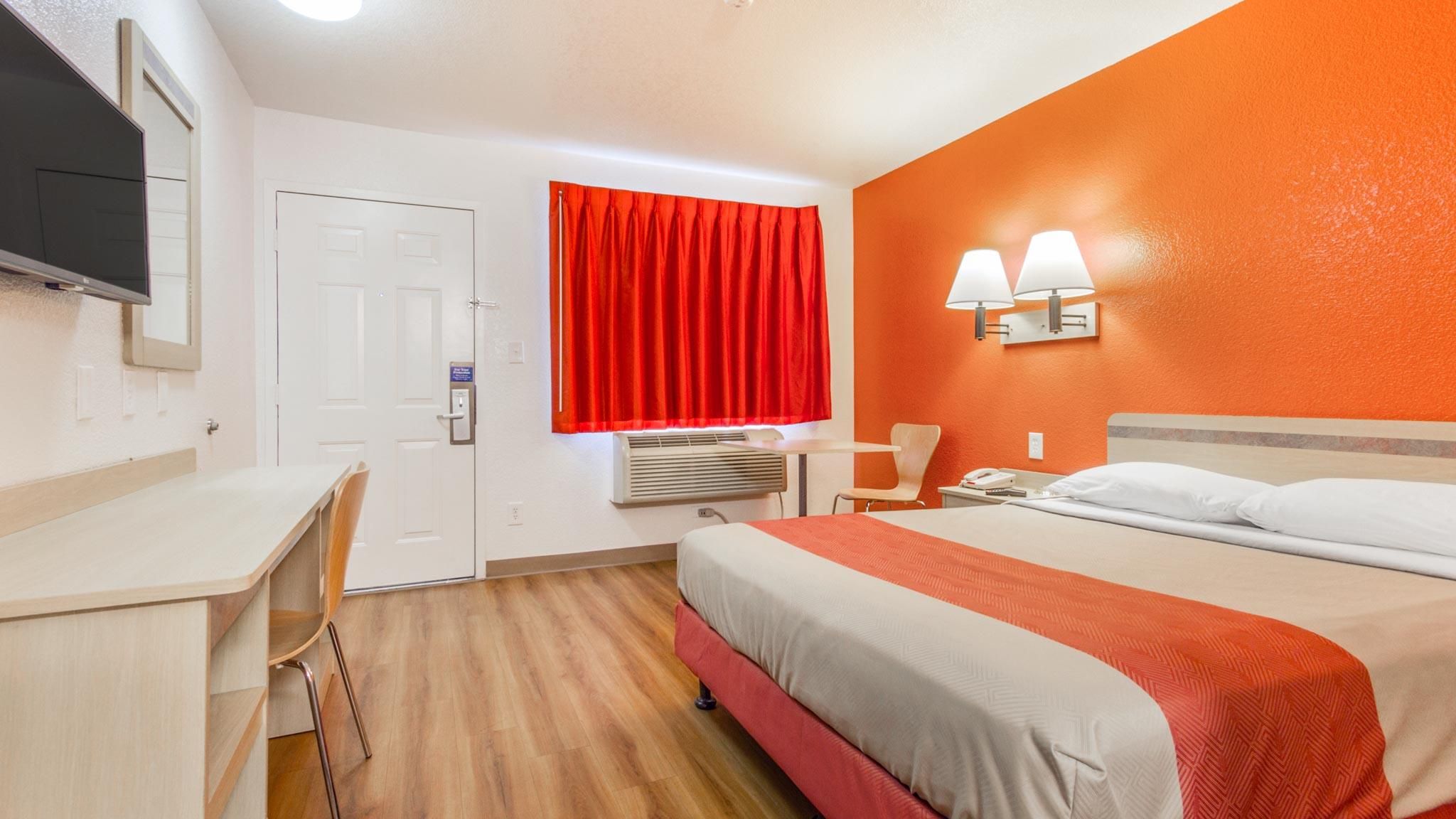 1 Queen Bed | Micfridge