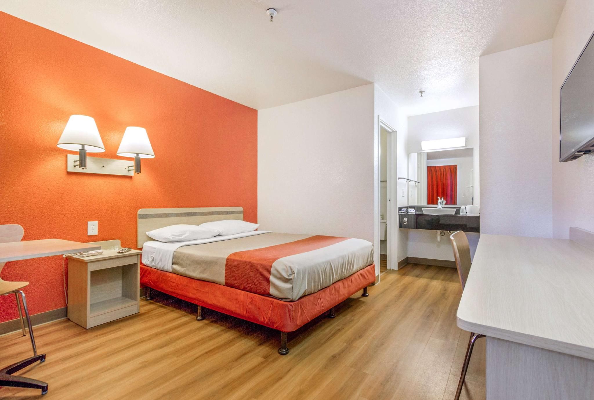 1 Queen Bed | Premium, Micfridge