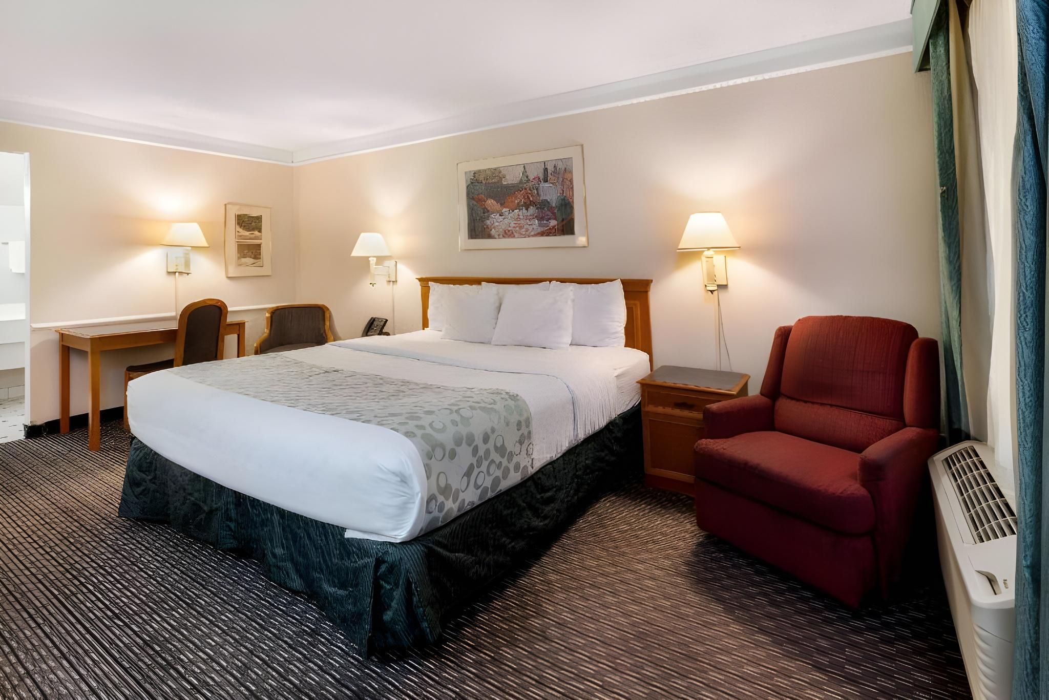 1 King Bed | Non-Smoking