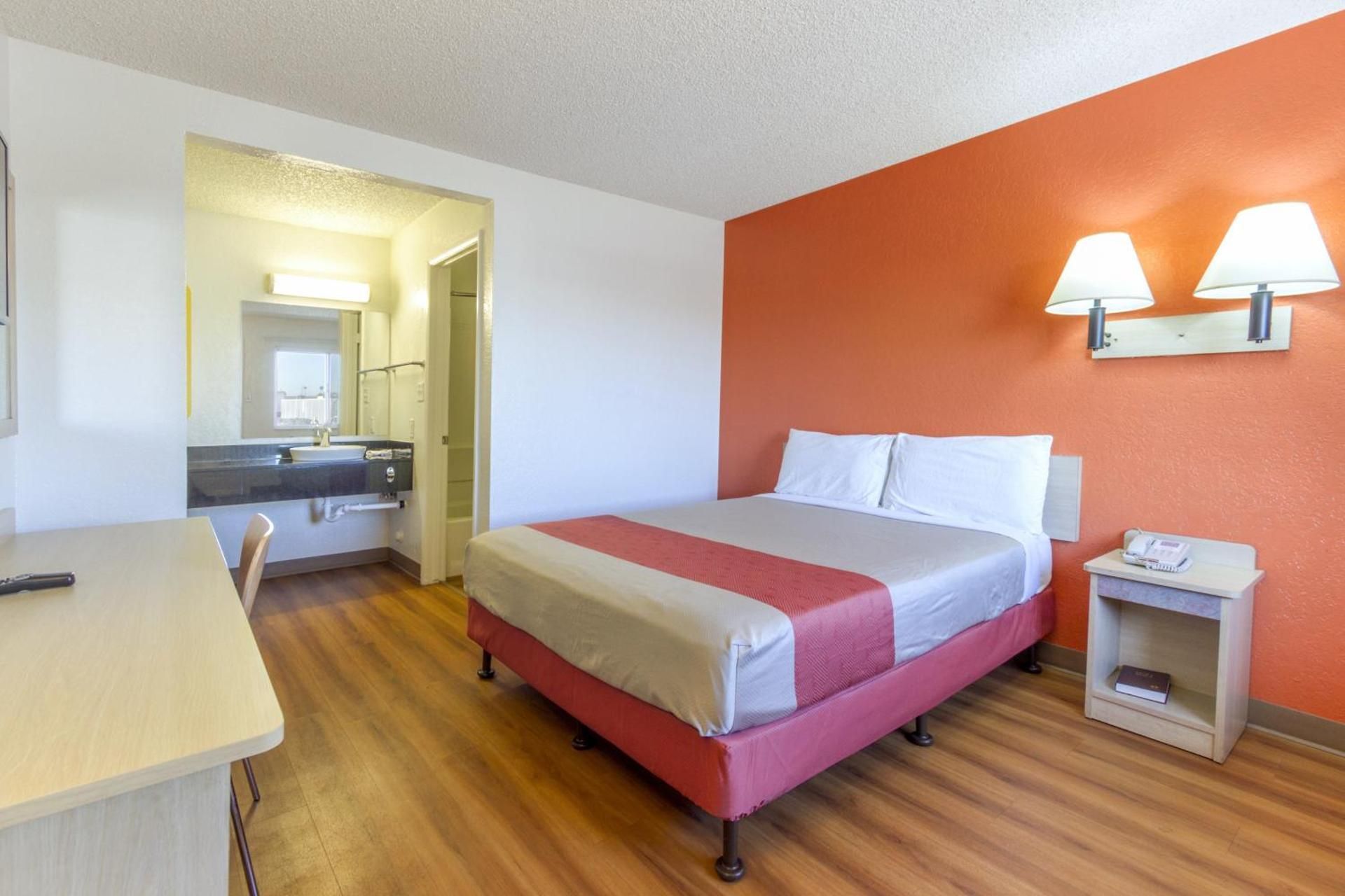 1 Queen Bed |