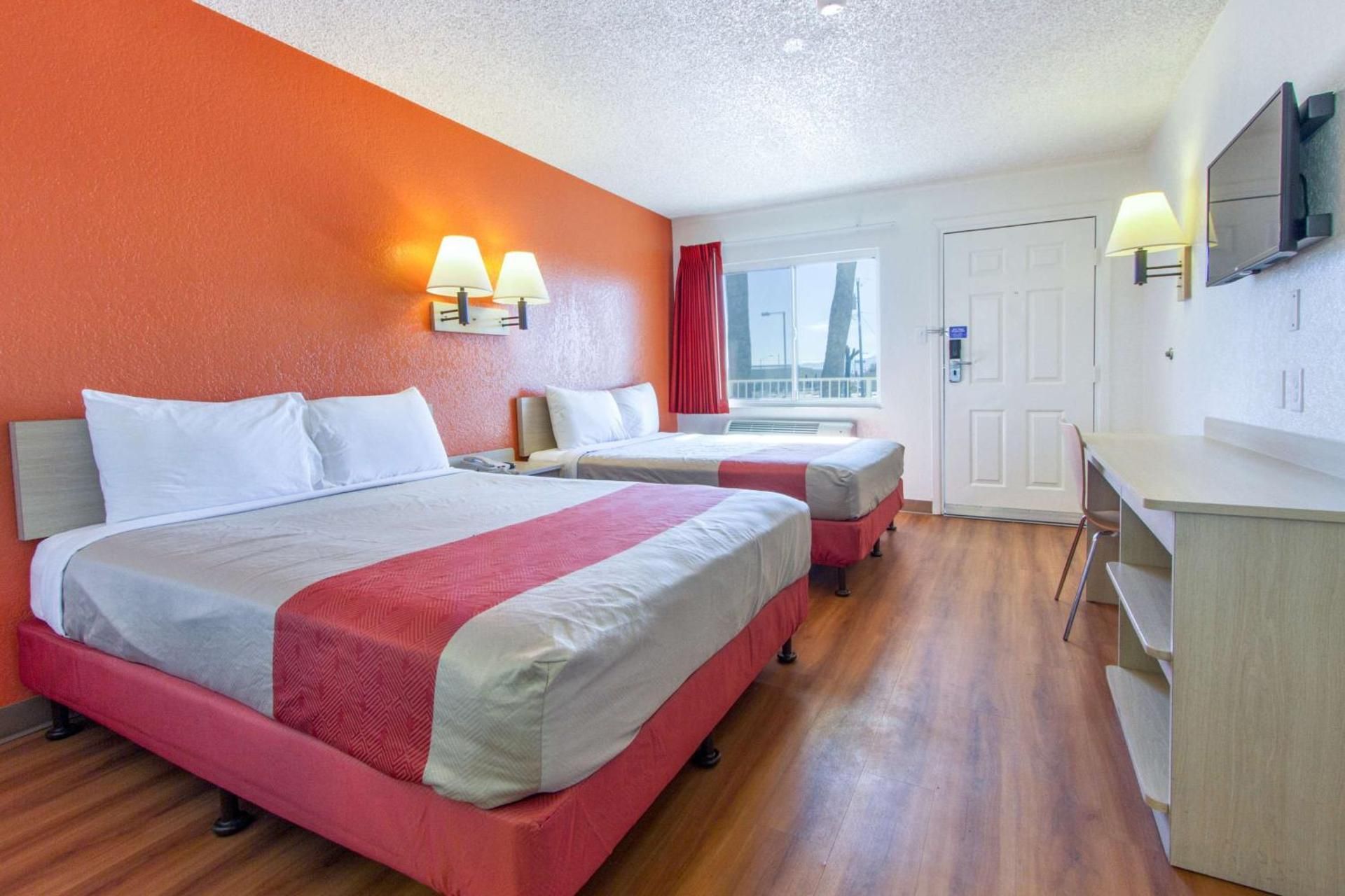 2 Full Beds |