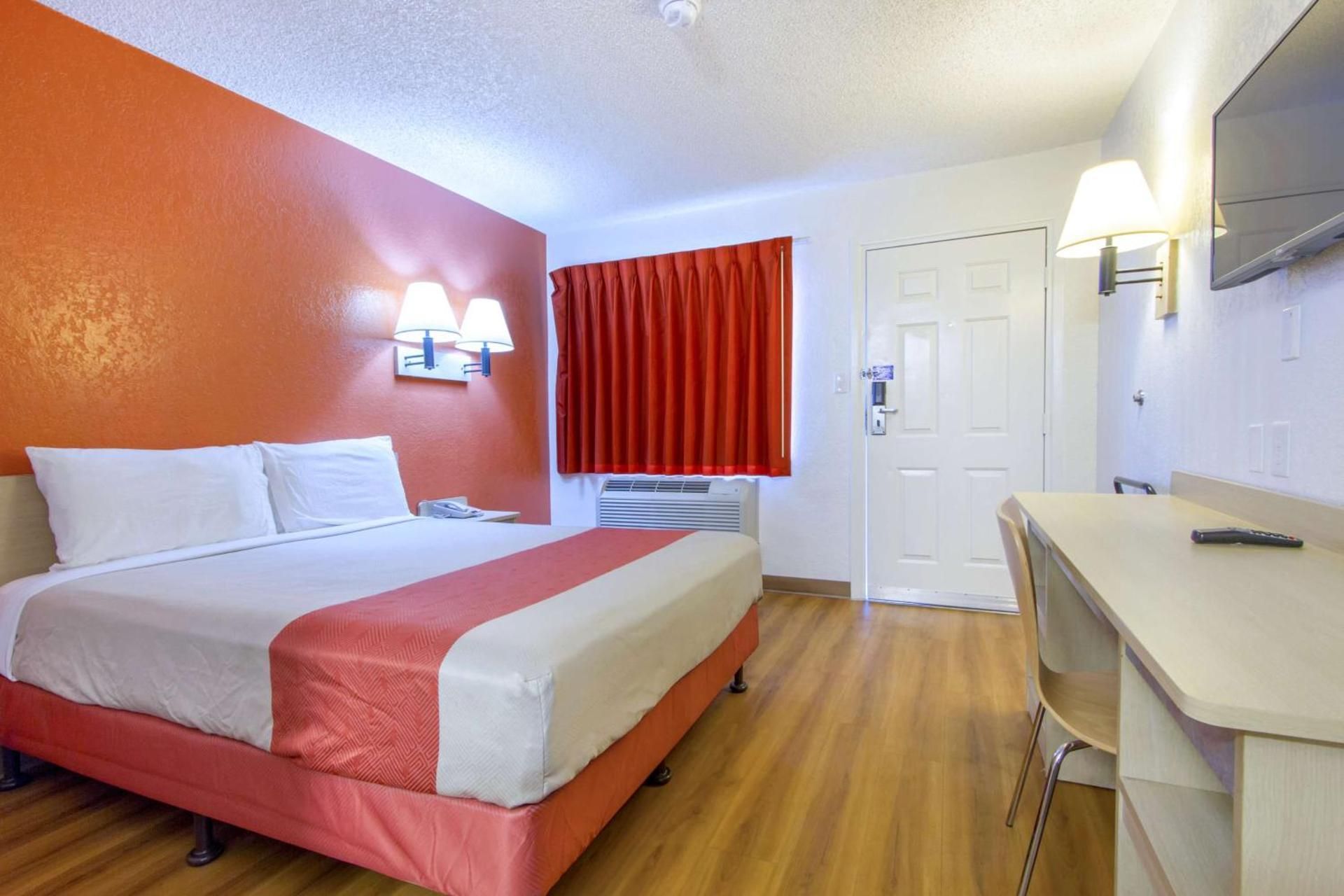 1 Queen Bed |