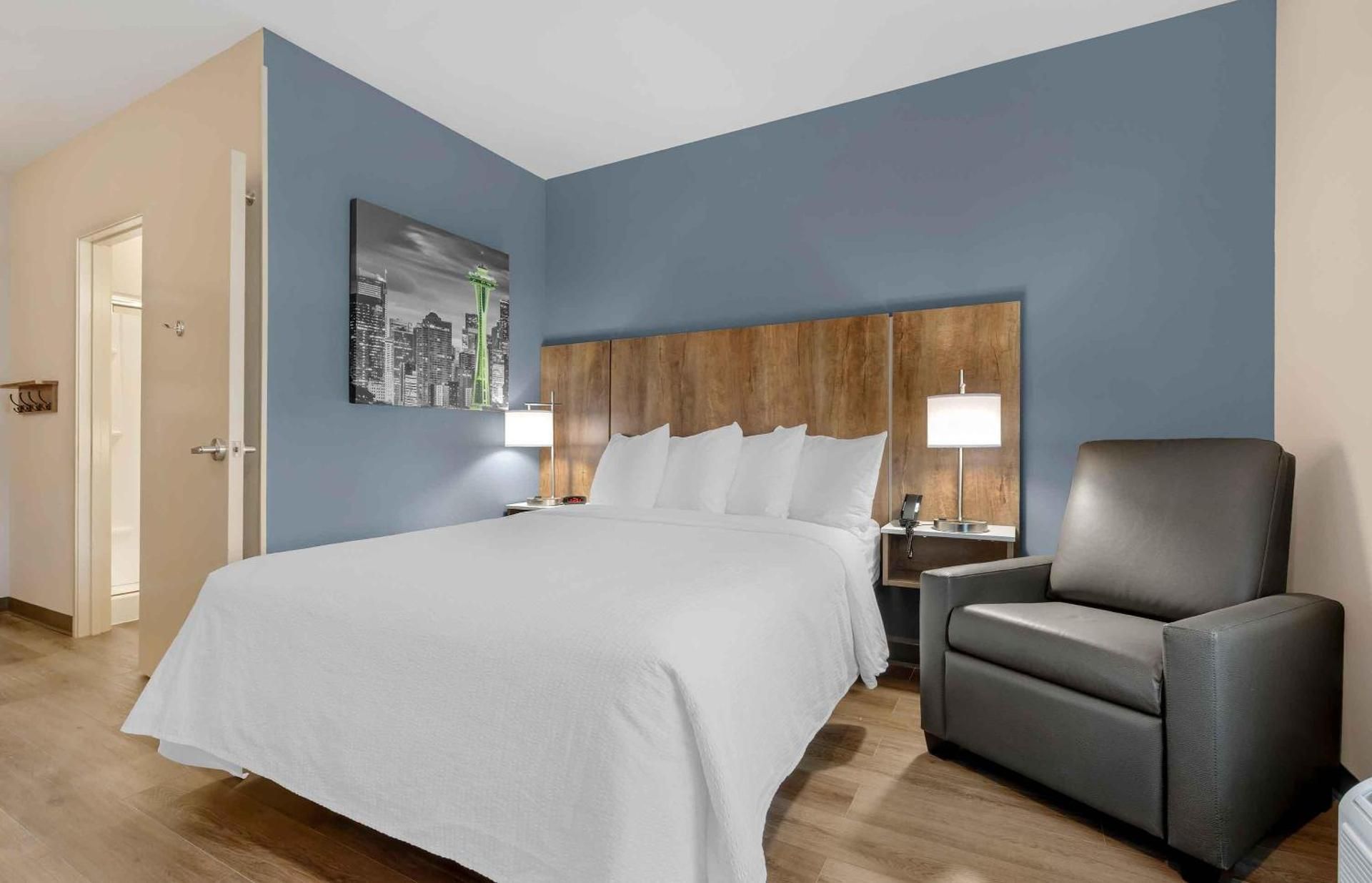 Studio with 1 Queen Bed - Hearing Accessible - Non-Smoking