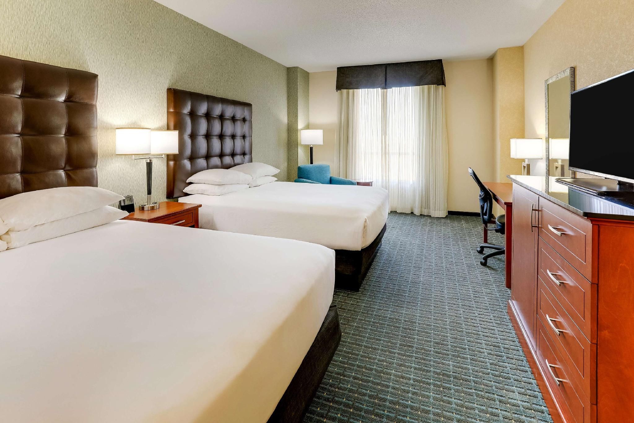 2 Queen Beds Accessible with Tub