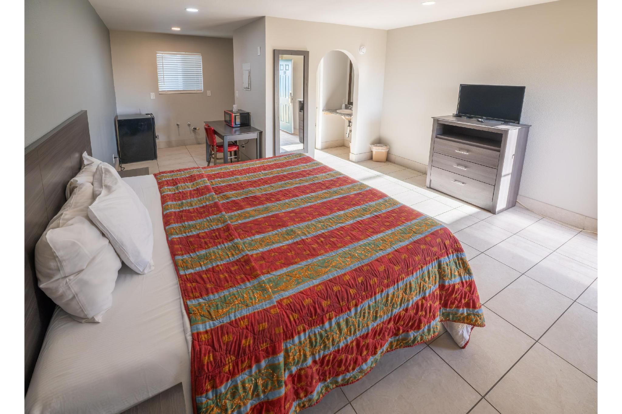 King Bed With Kitchenette Non-Smoking