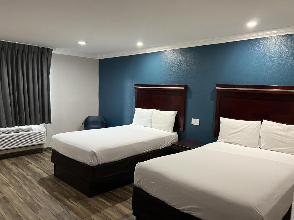 2 Queen Beds, Mobility Accessible Room, Roll-In Shower, Non-Smoking
