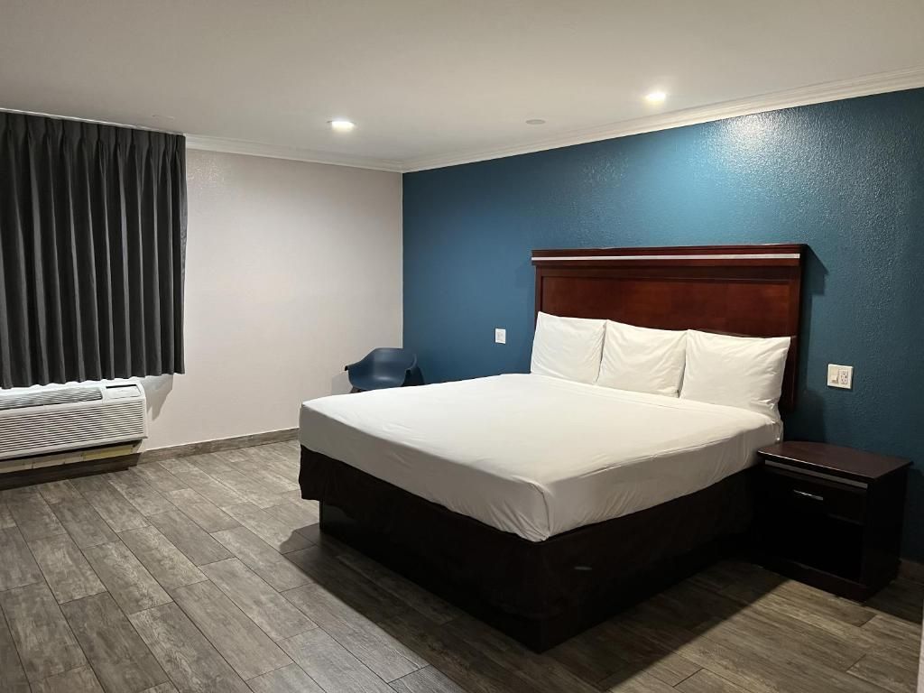 1 King Bed, Mobility Accessible Room, Roll-In Shower, Non-Smoking