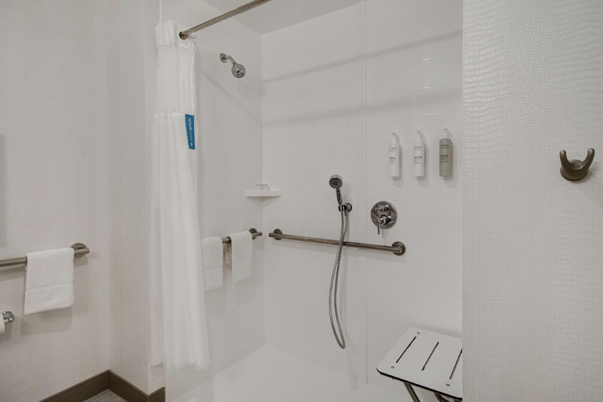 Hampton Inn by Hilton Queen Creek 1 KING MOBILITY ACCESS ROLL IN SHOWER NOSMOK 2