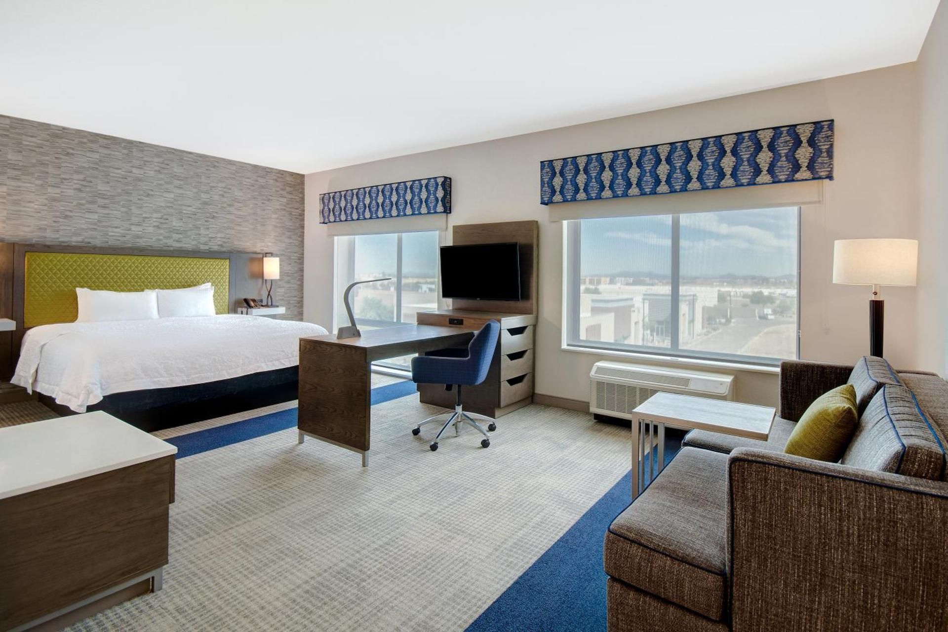 1 KING MICROWV/FRIDGE/WET BAR STUDIO SUITE NS