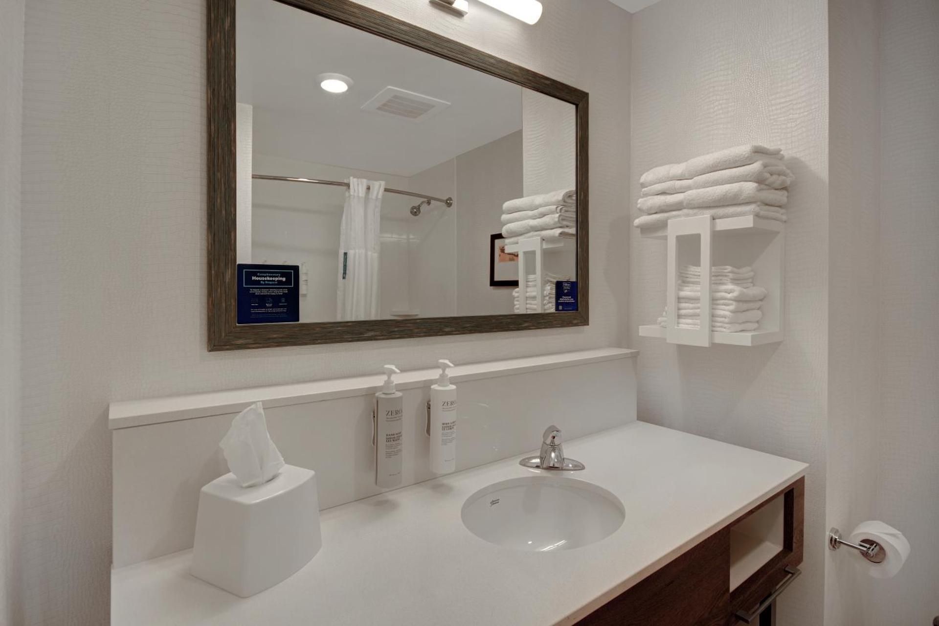 2 QUEEN ROOM W/ FRIDGE AND MICROWAVE