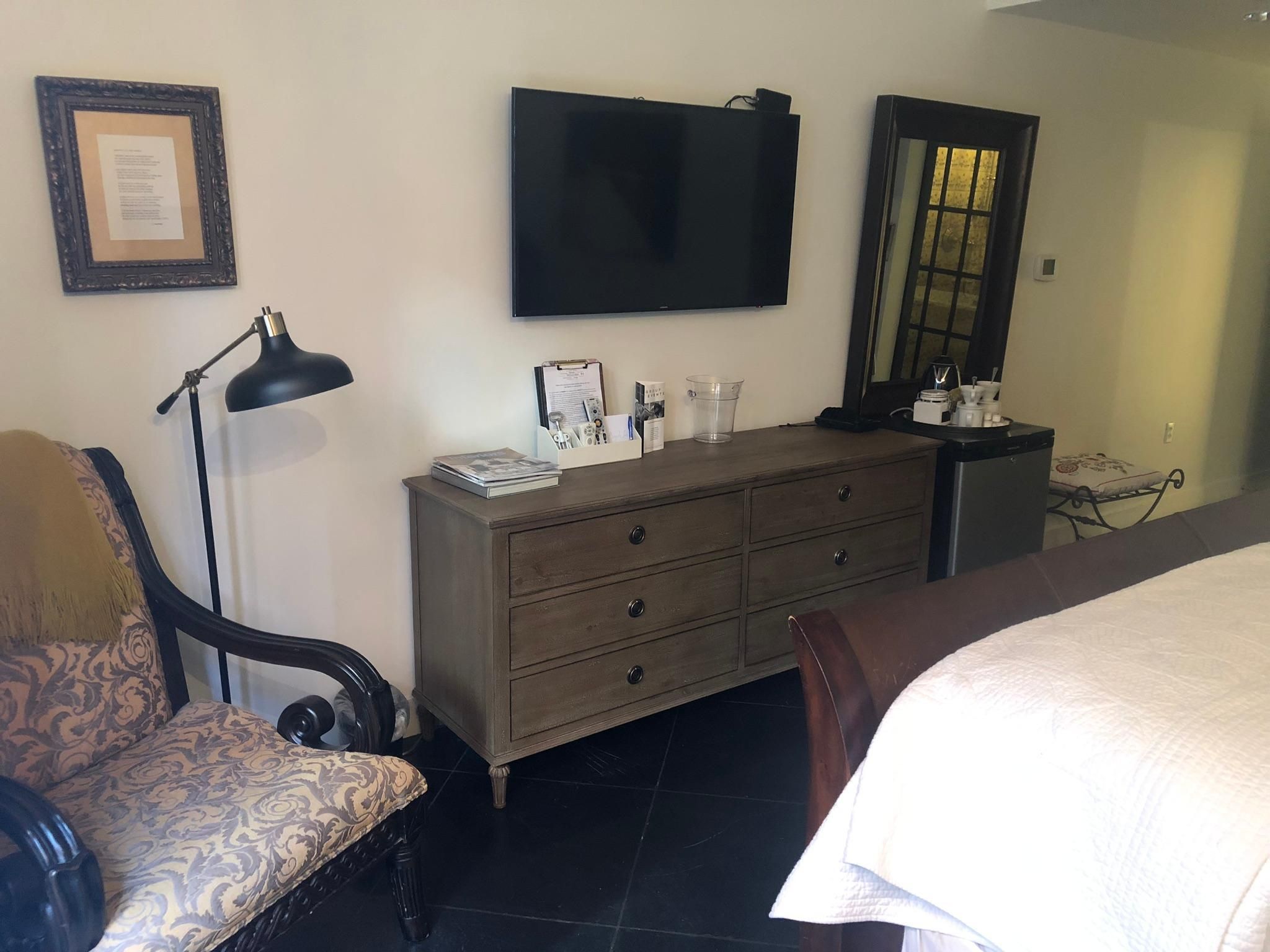 leo & isabelle-king-ensuite-patio