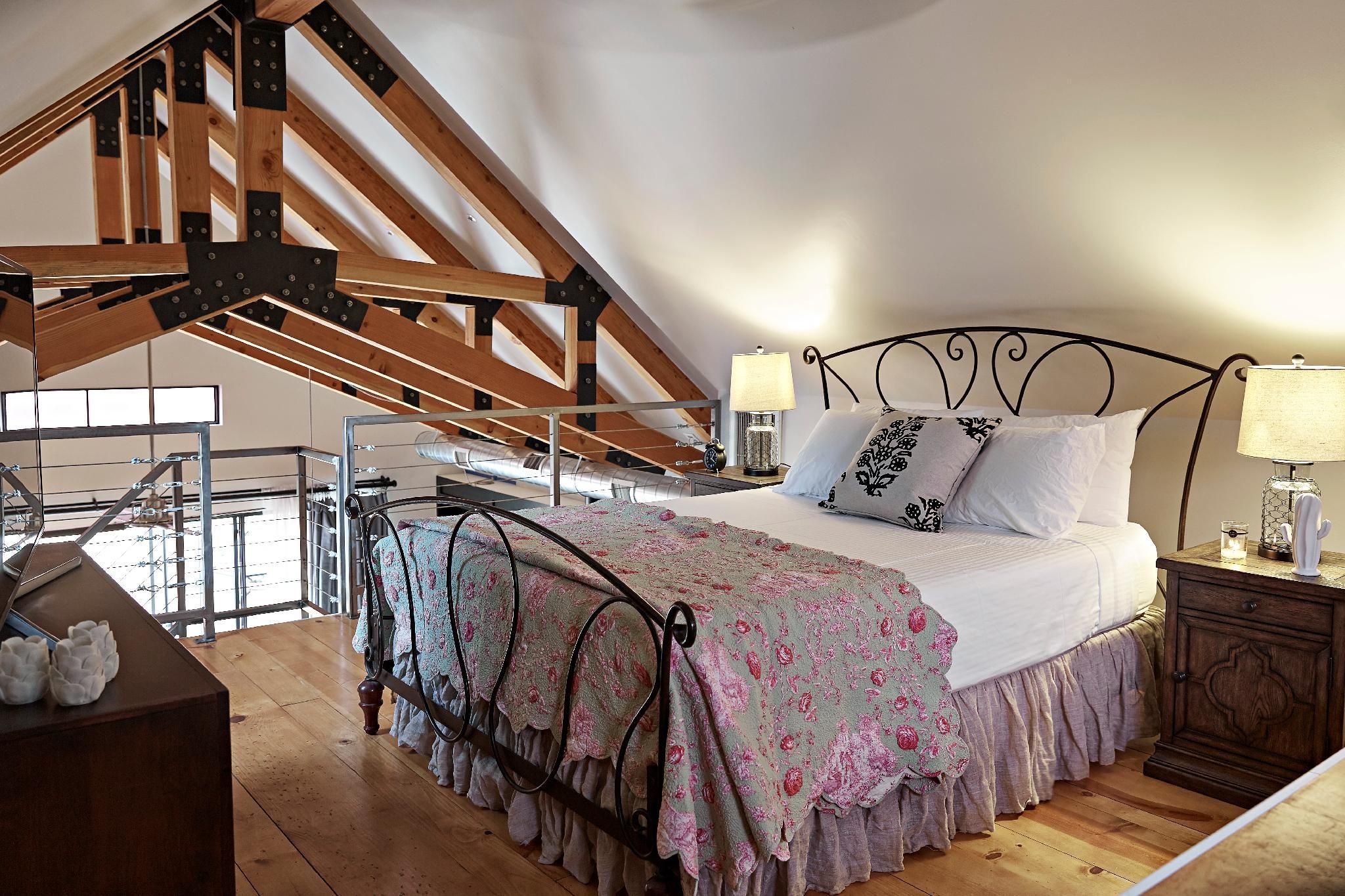 Premium-Loft-Suite-Ensuite-Courtyard view