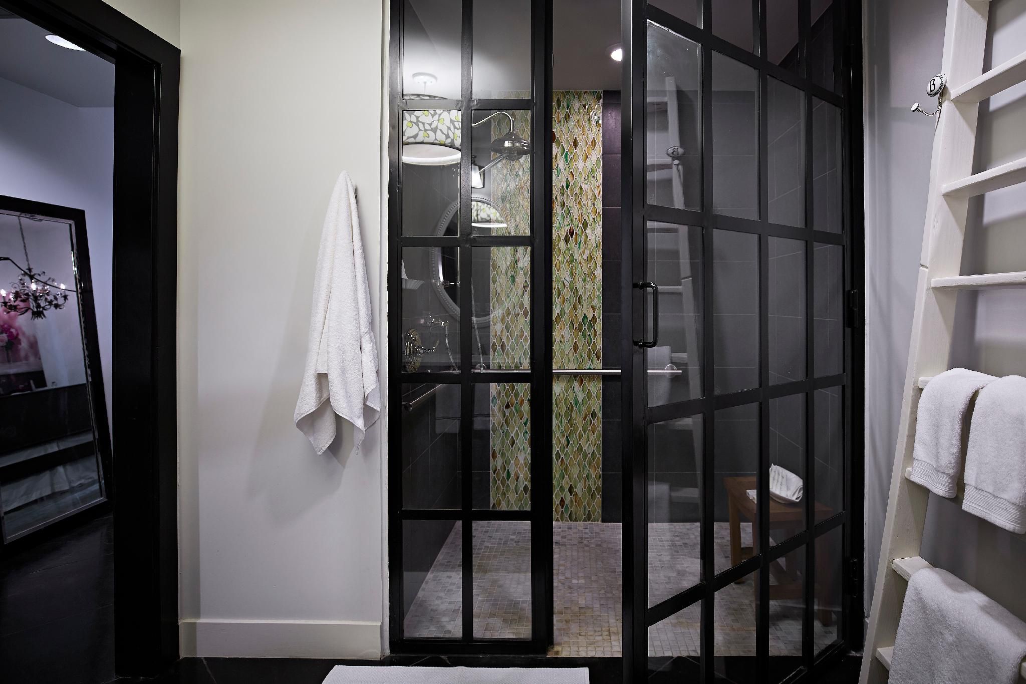 superior-george & anna-king-ensuite with shower-patio