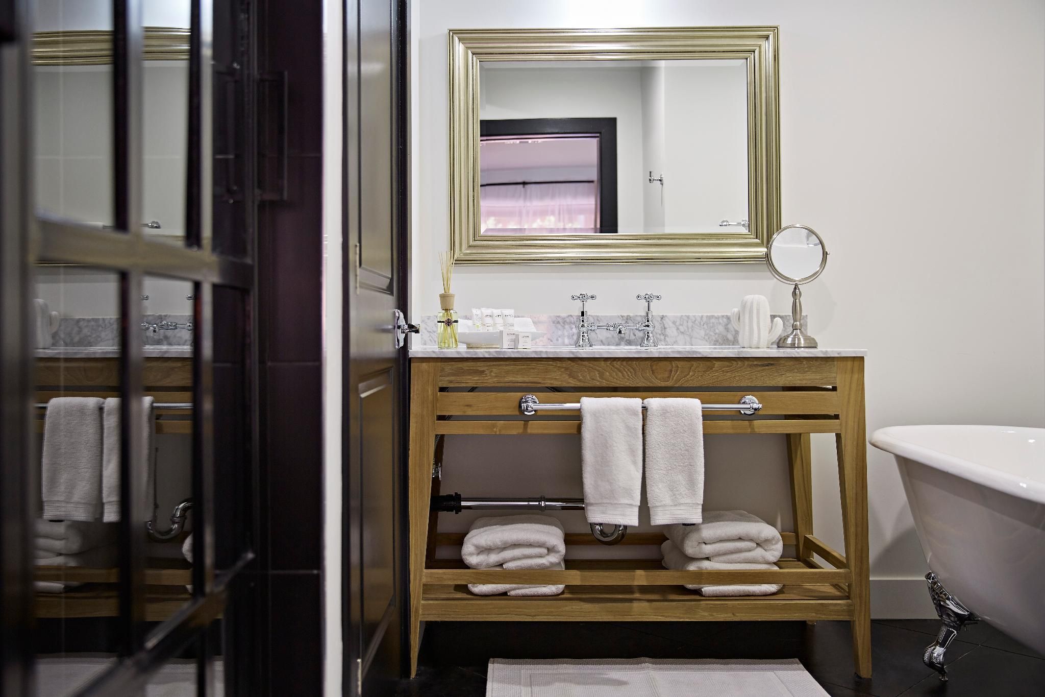 superior-roberto & suzanna suite-apartment-ensuite-courtyard view