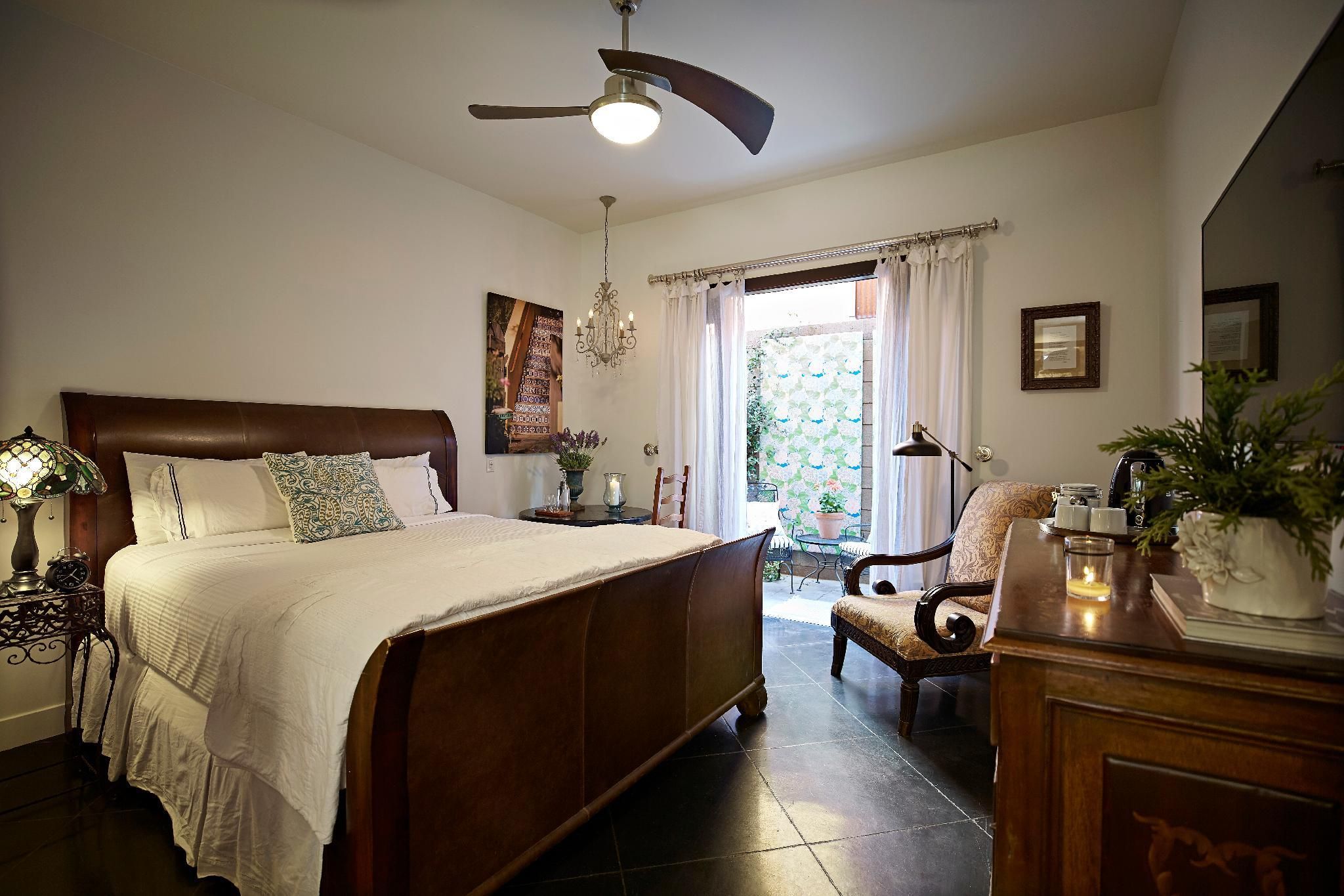 leo & isabelle-king-ensuite-patio