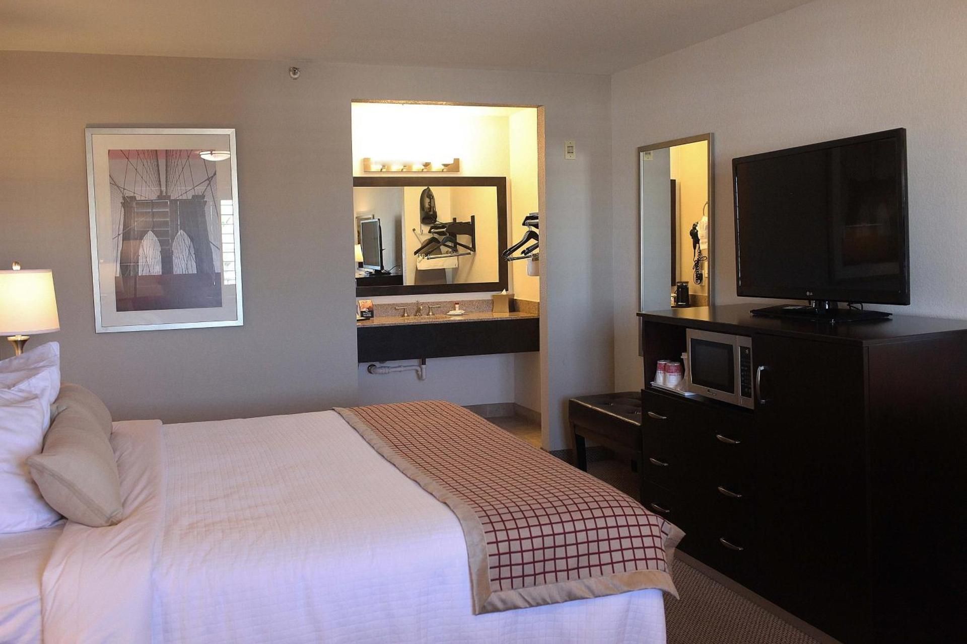 Infinity Inn & Suites Queen Room - Accessible/Non-Smoking 2