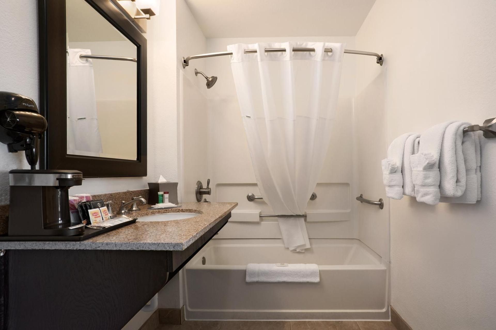 Infinity Inn & Suites Queen Room - Accessible/Non-Smoking 3