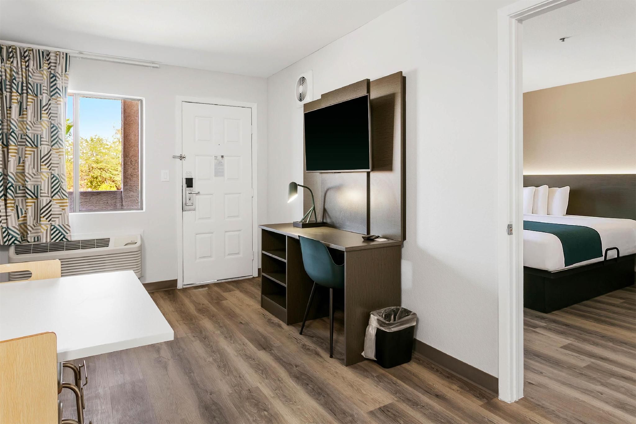 1 King Bed | Mob Acc RI Shwr Ste Nsmk Ktchn