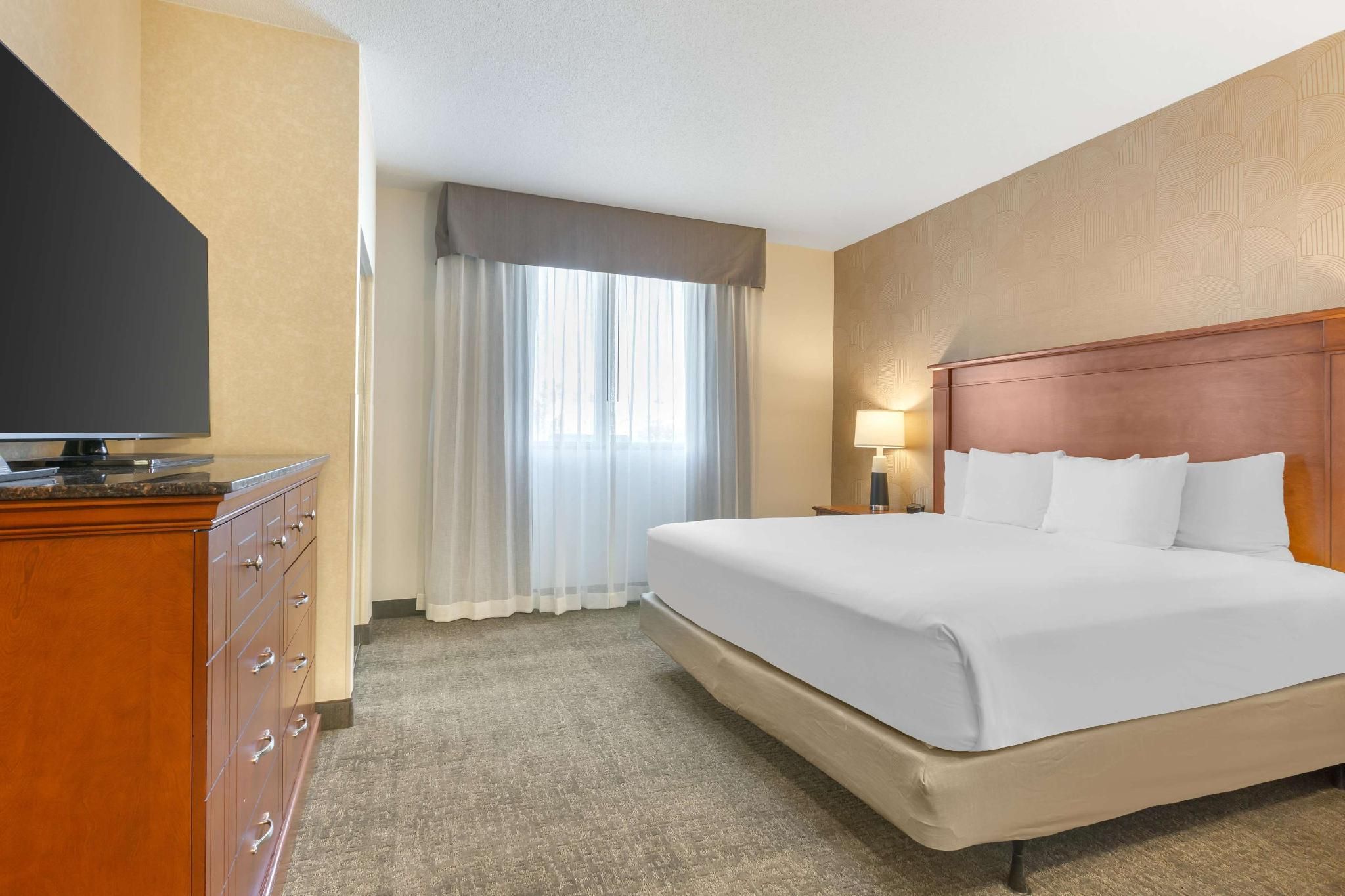 1 King Bed Meeting Suite, 2 Rooms, Accessible with Tub