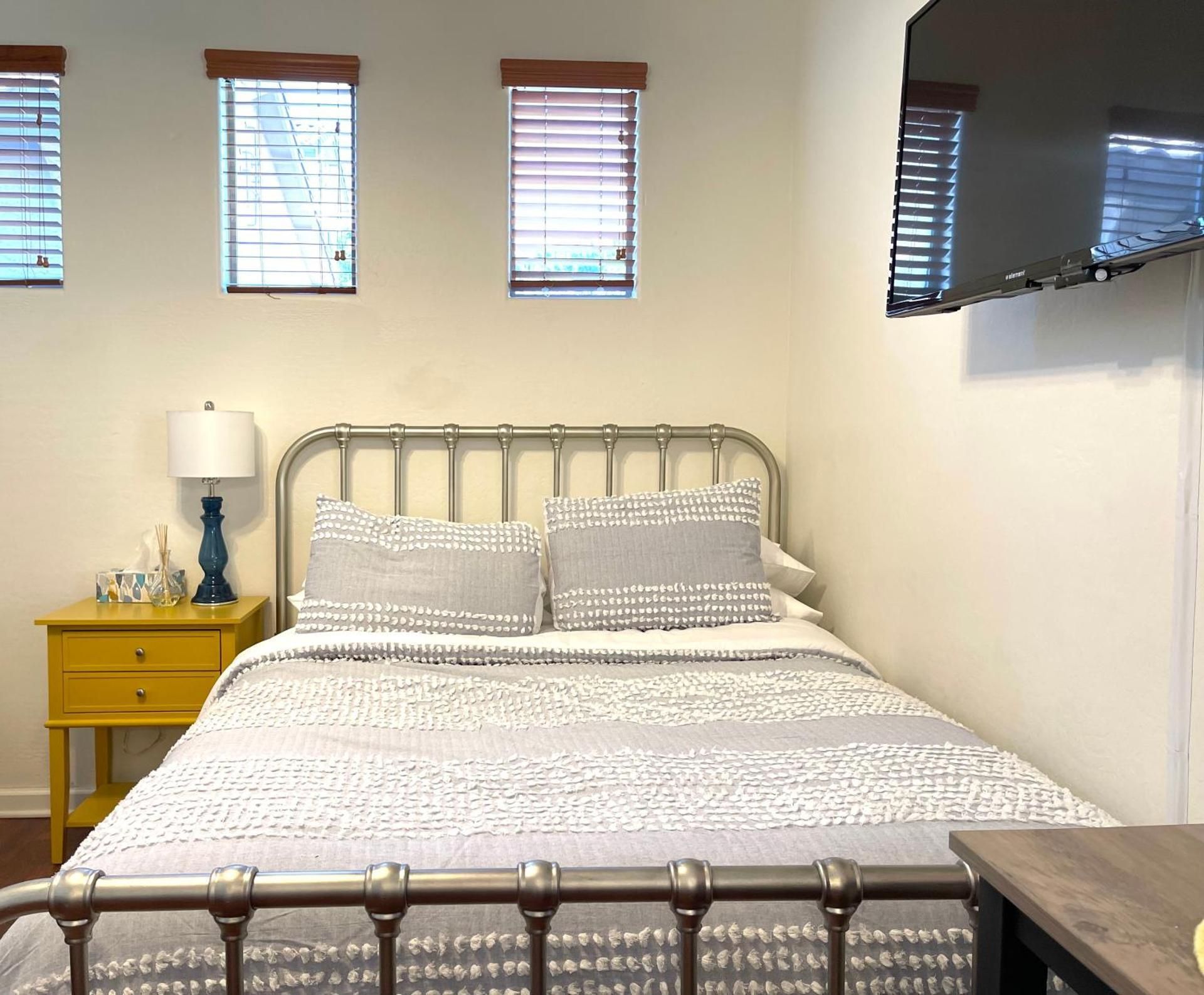 Deluxe Room (2 Adults + 1 Child)