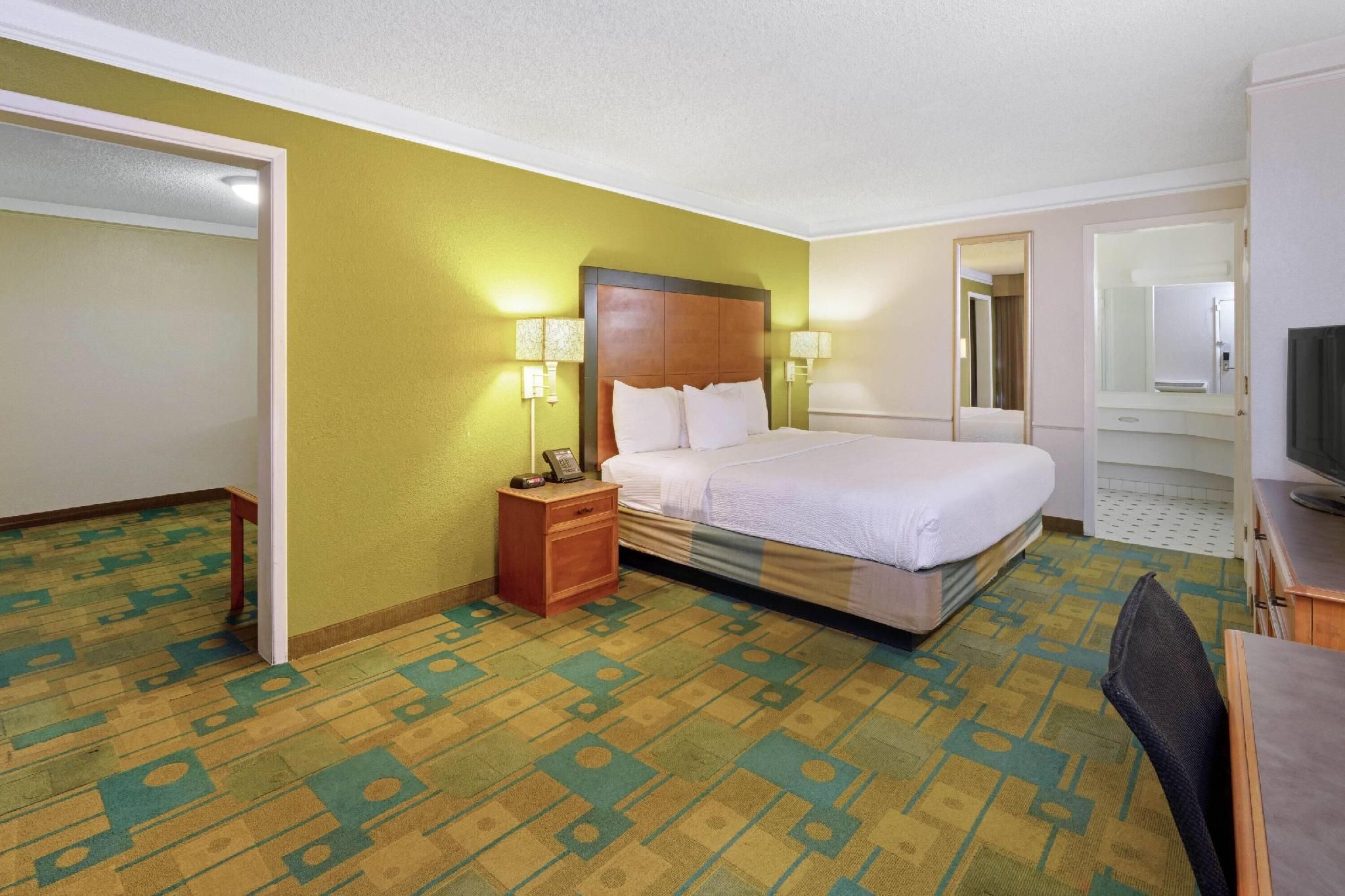 1 King Bed, Deluxe One-Bedroom Suite, Non-Smoking