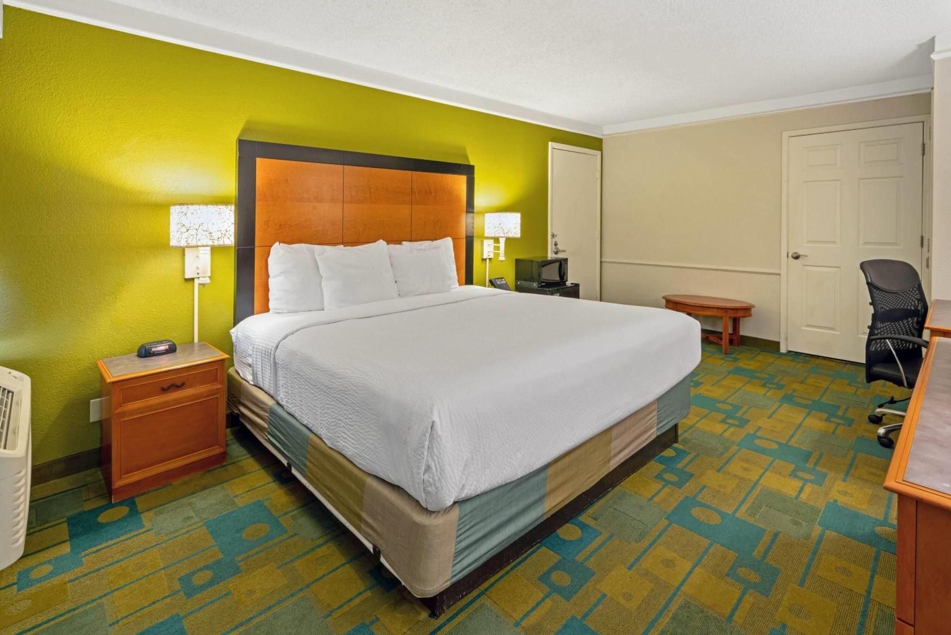 1 King Bed, Mobility Accessible Room, Bathtub w/ Grab Bars Non-Smoking