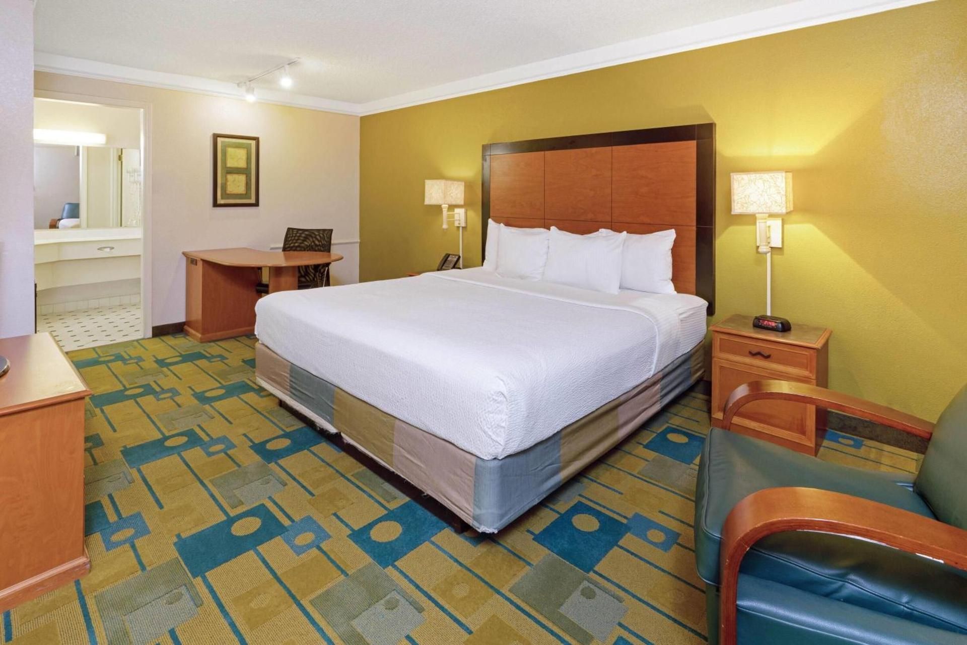 1 King Bed, Non-Smoking
