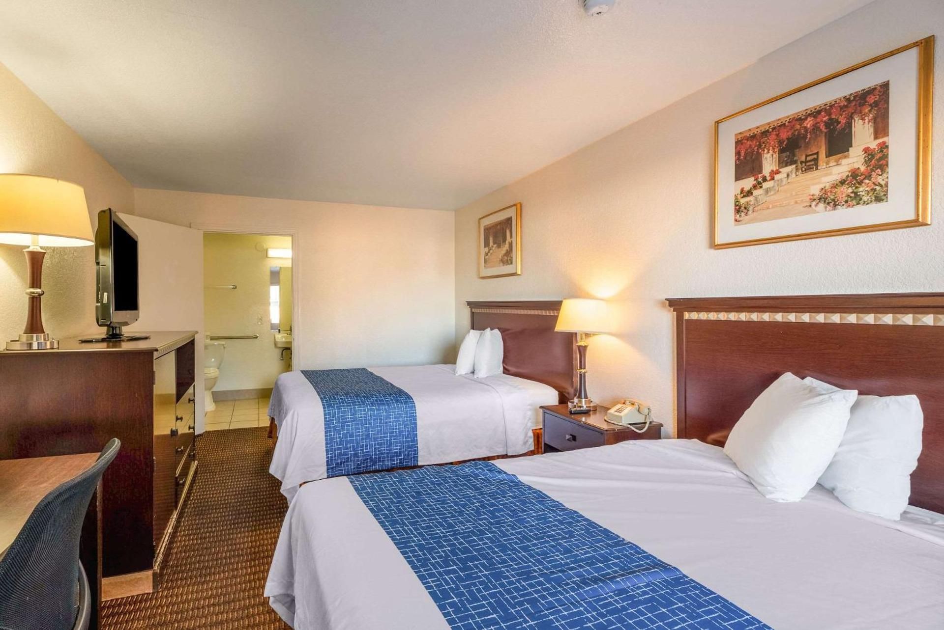 2 Queen Beds, Smoking
