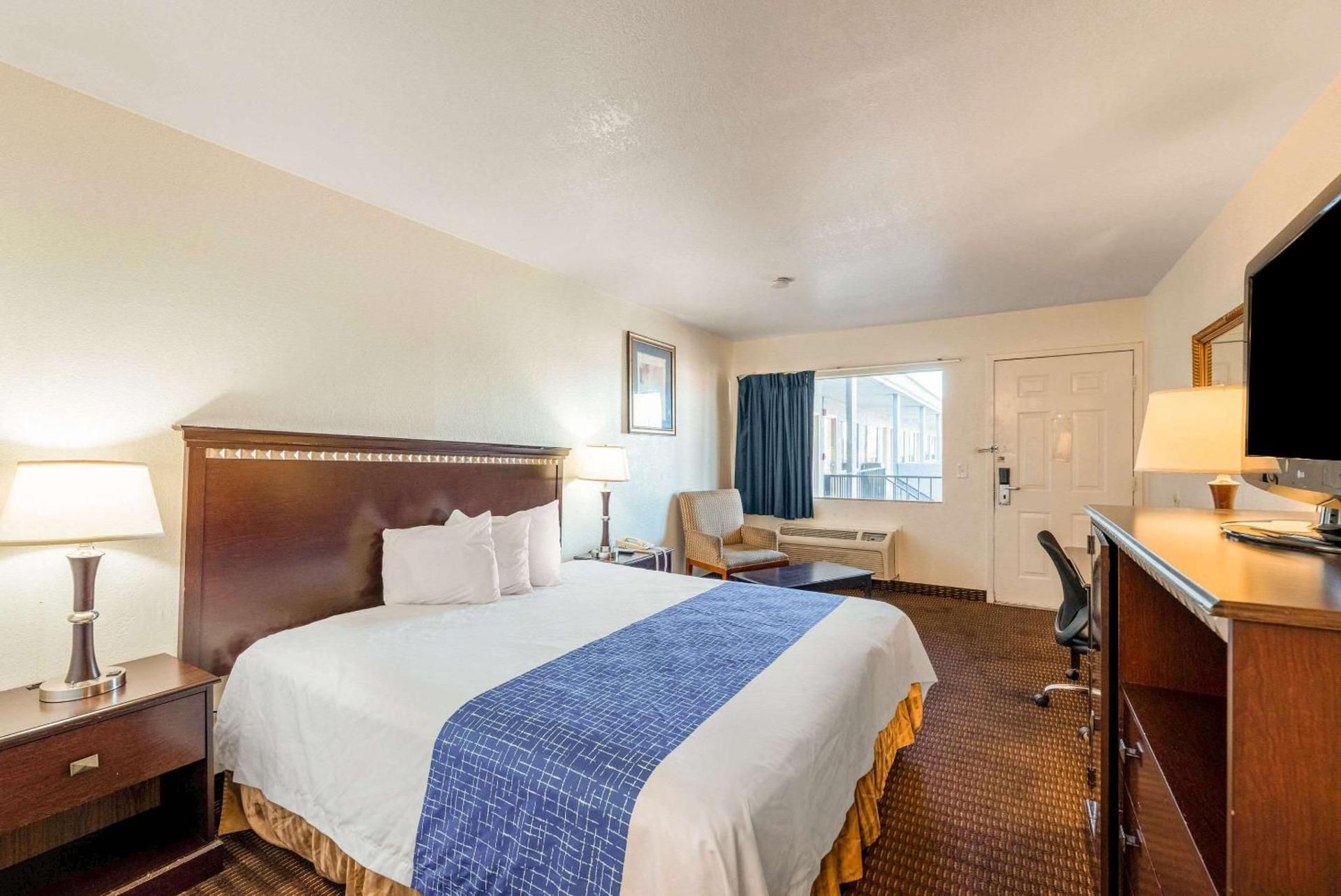 1 King Bed, Nonsmoking, Accessible