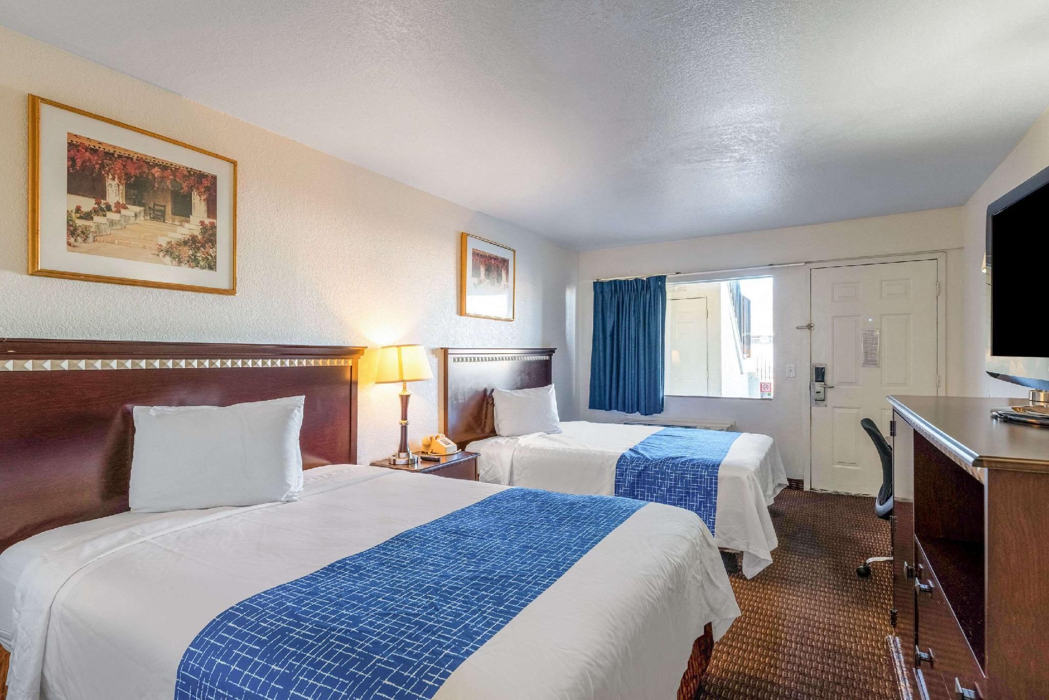 2 Queen Beds, Smoking