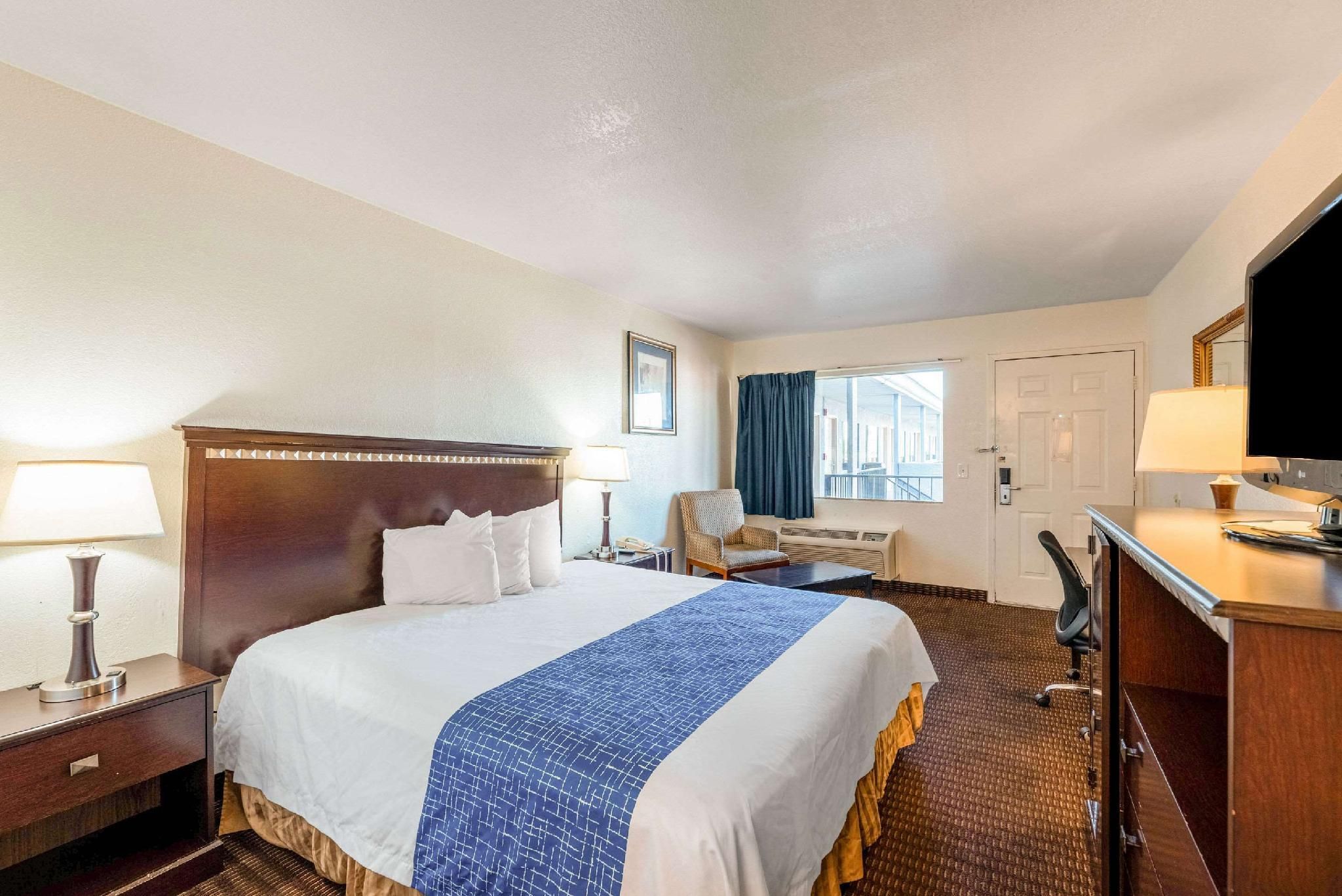1 King Bed, Nonsmoking