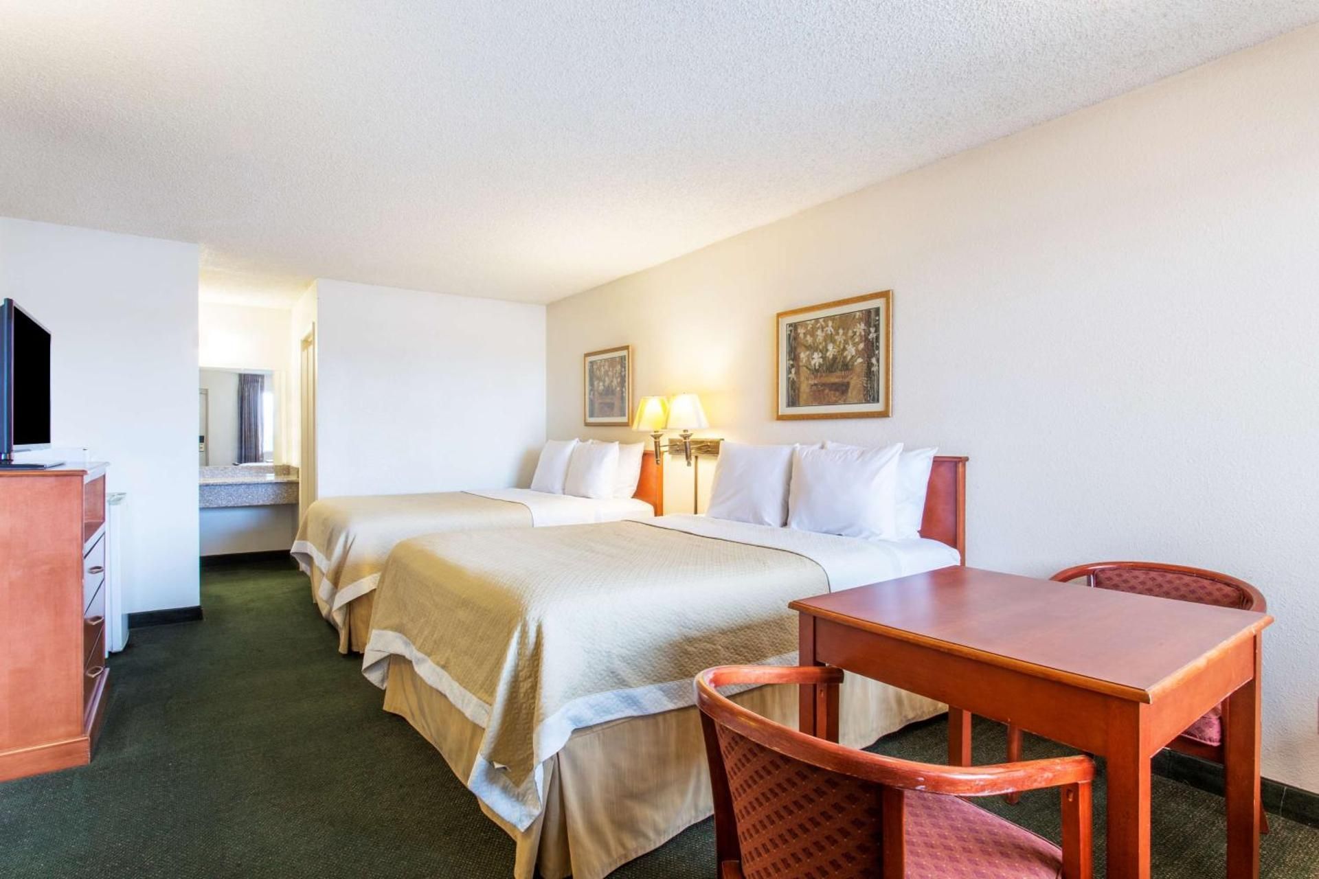 QQ1 Queen Room with Two Queen Beds - Smoking