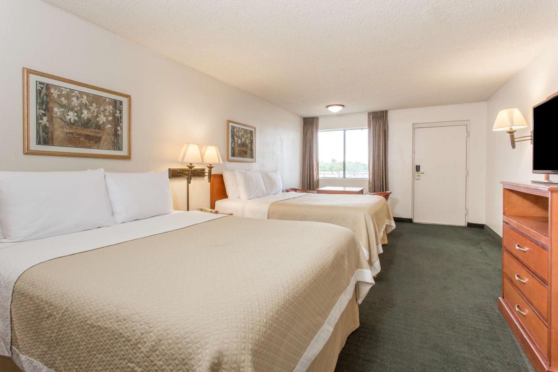 QQ1 Queen Room with Two Queen Beds - Smoking