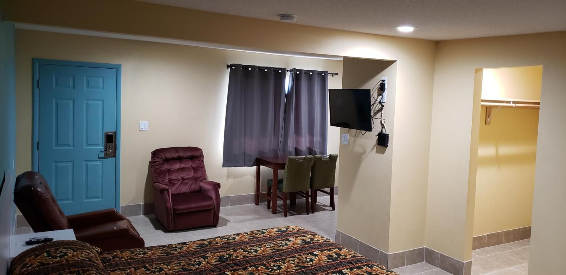 Deluxe King Room - Non-Smoking