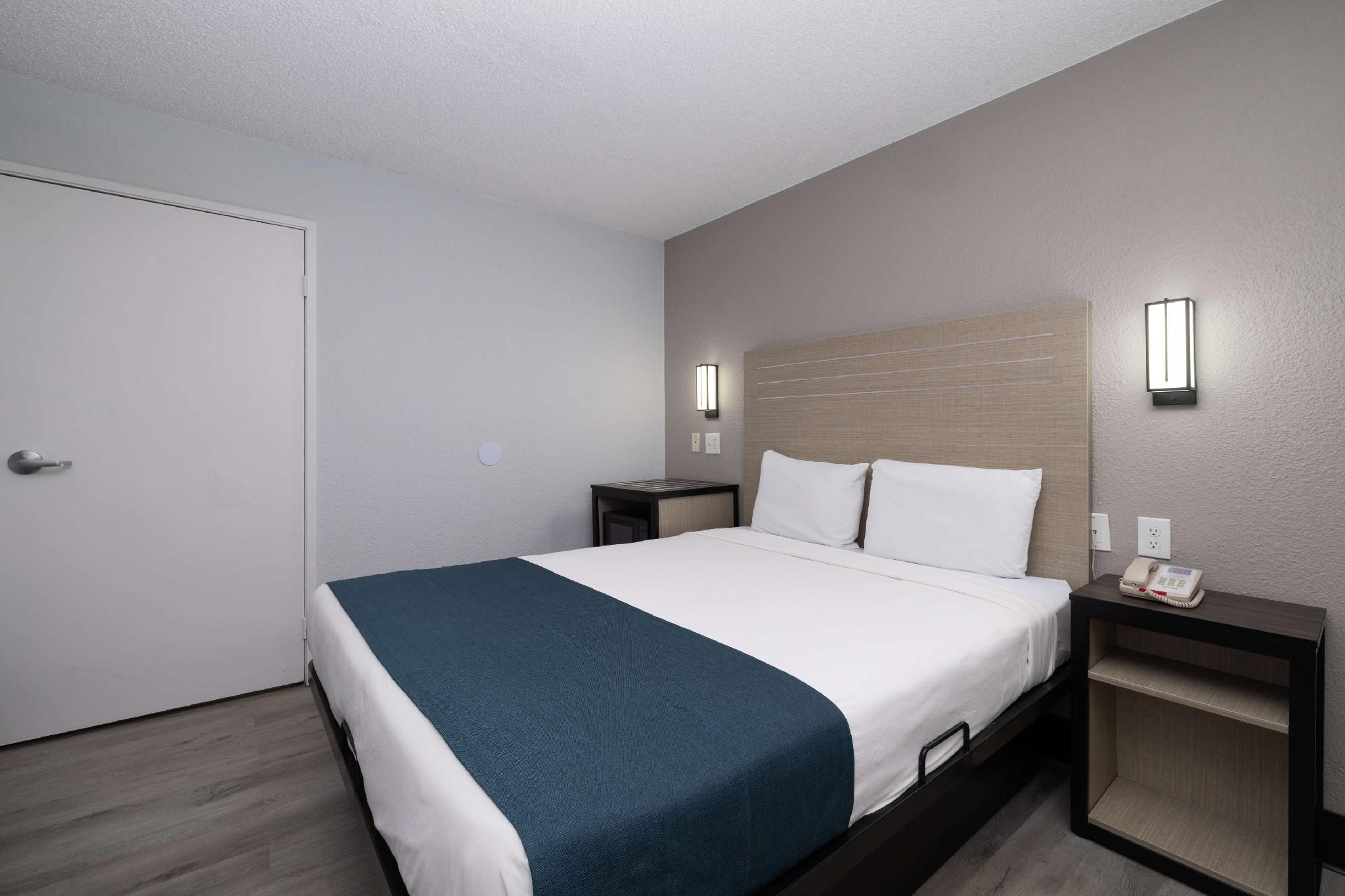 1 Queen Bed |