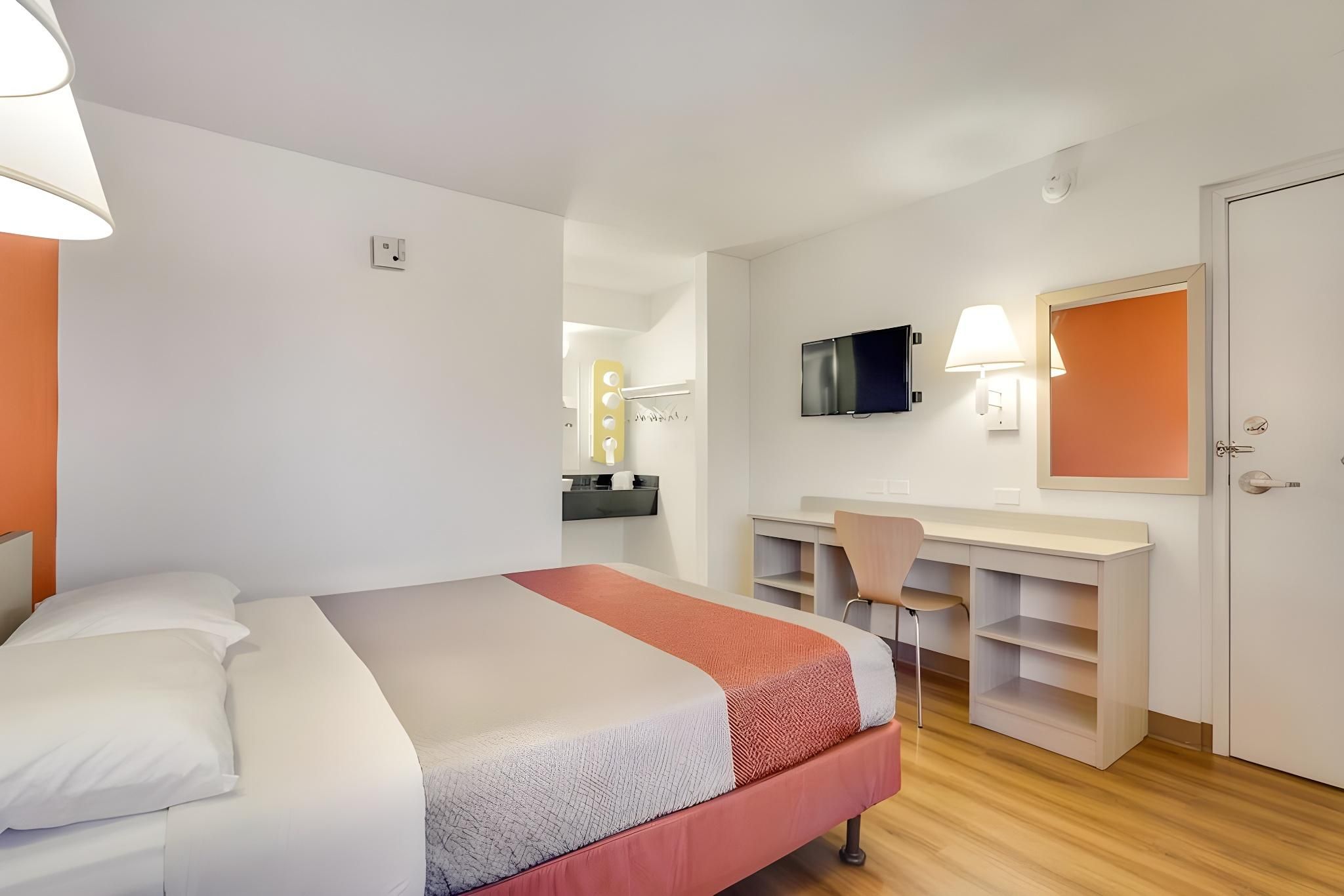 1 Queen Bed |