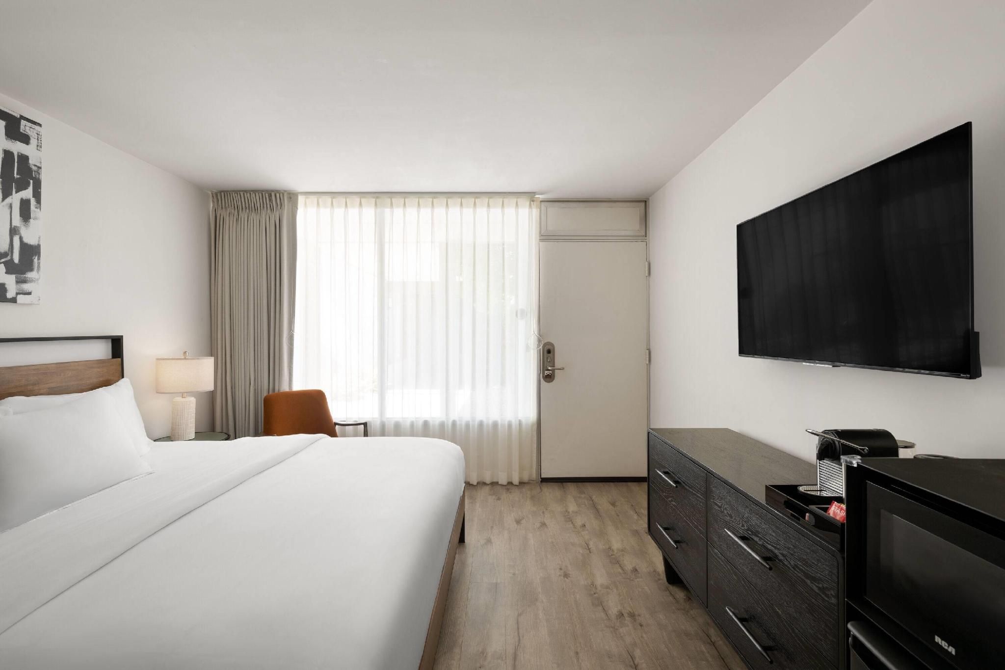 1 King Bed, Mobility/Hearing Access Room, Roll-In Shower, Courtyard View, NSMK