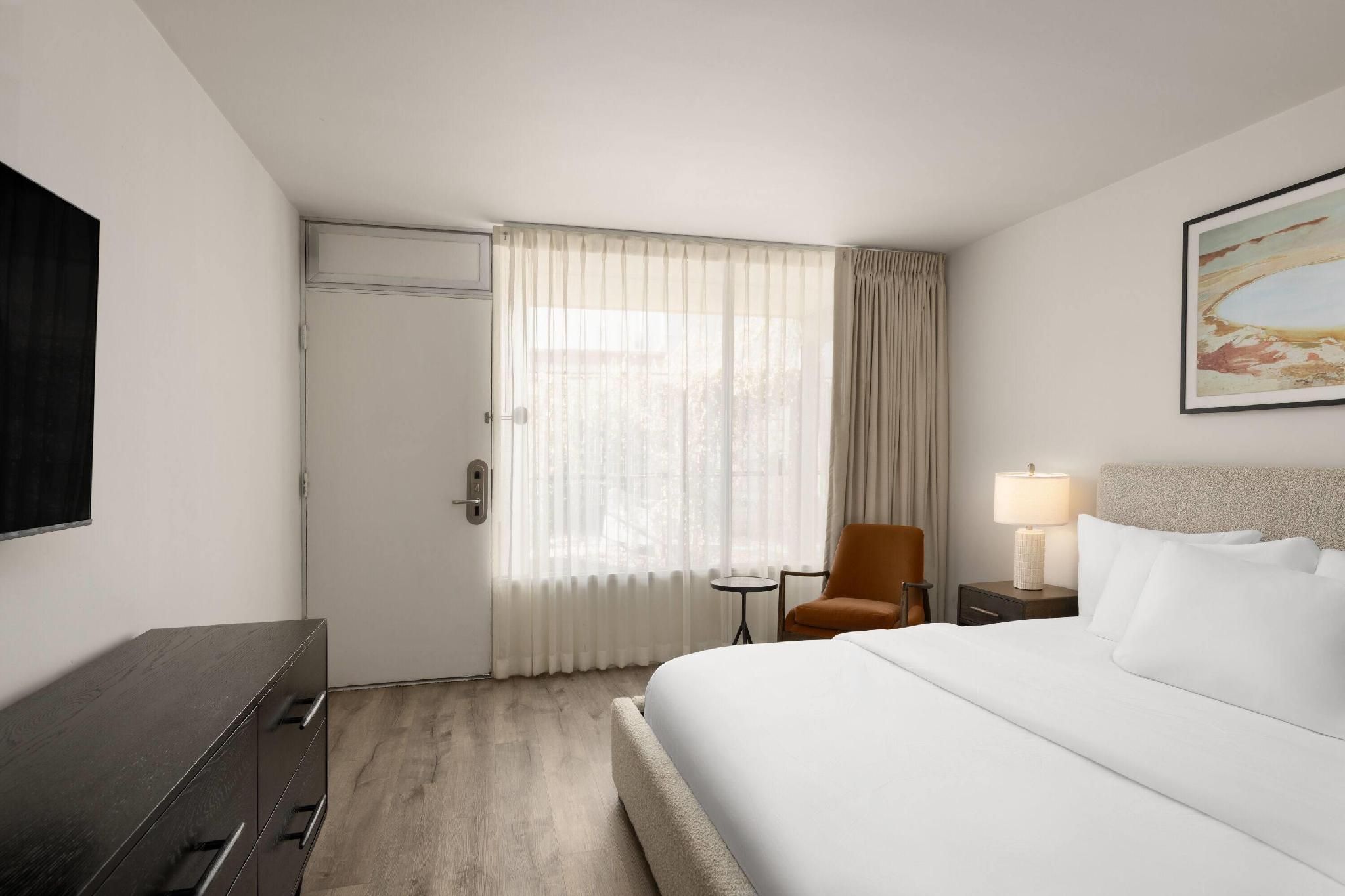 1 King Bed, Courtyard View, Non-Smoking