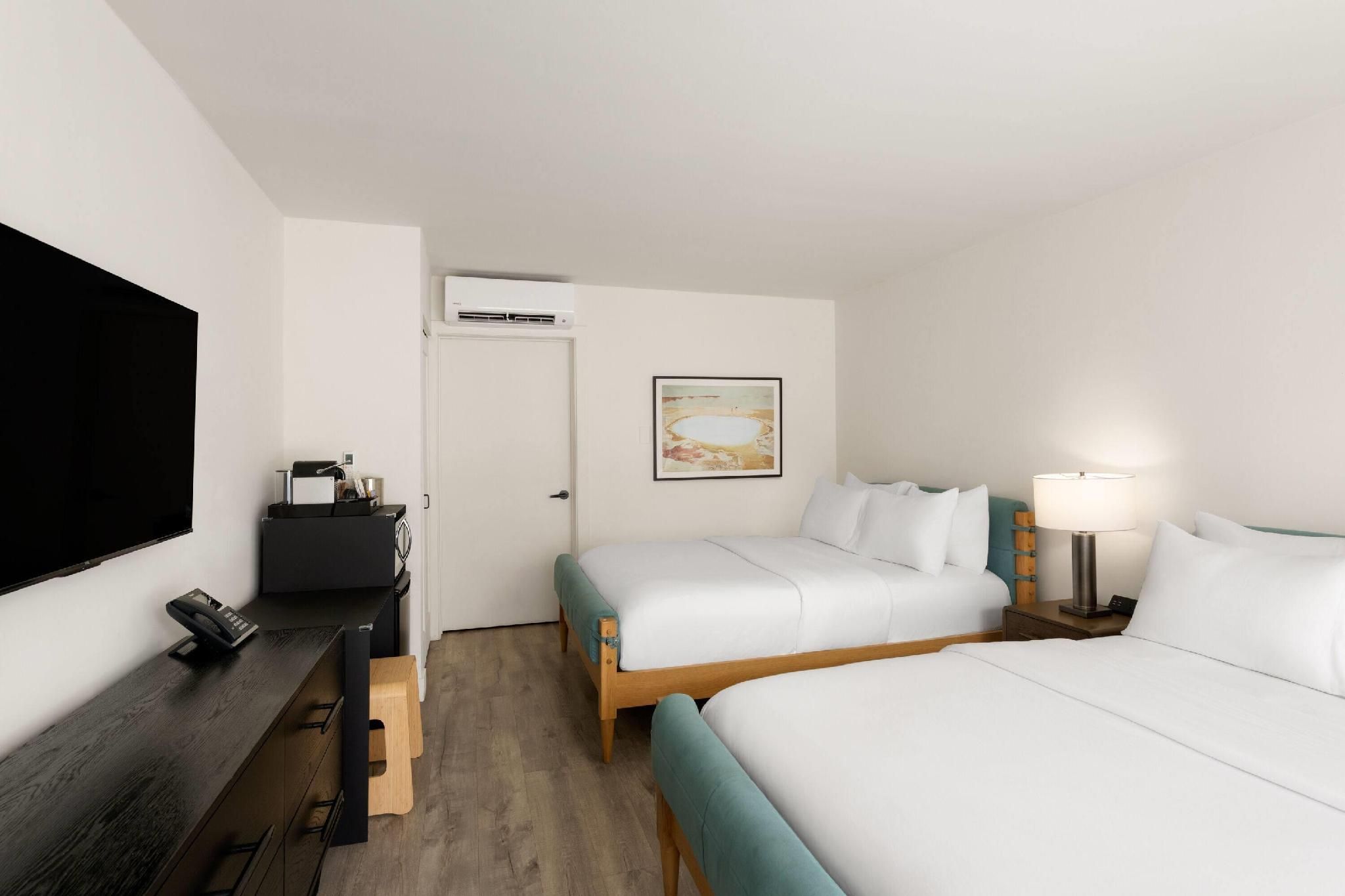 2 Queen Beds, Courtyard View, Non-Smoking